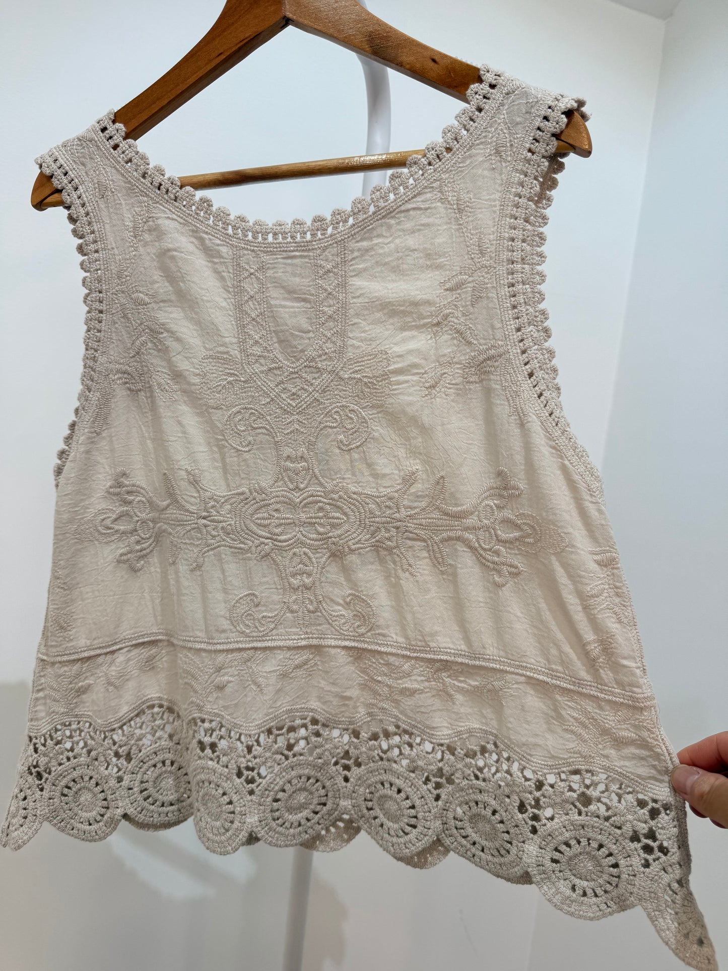 Blusa bordado sin mangas con detalles de encaje y crochet