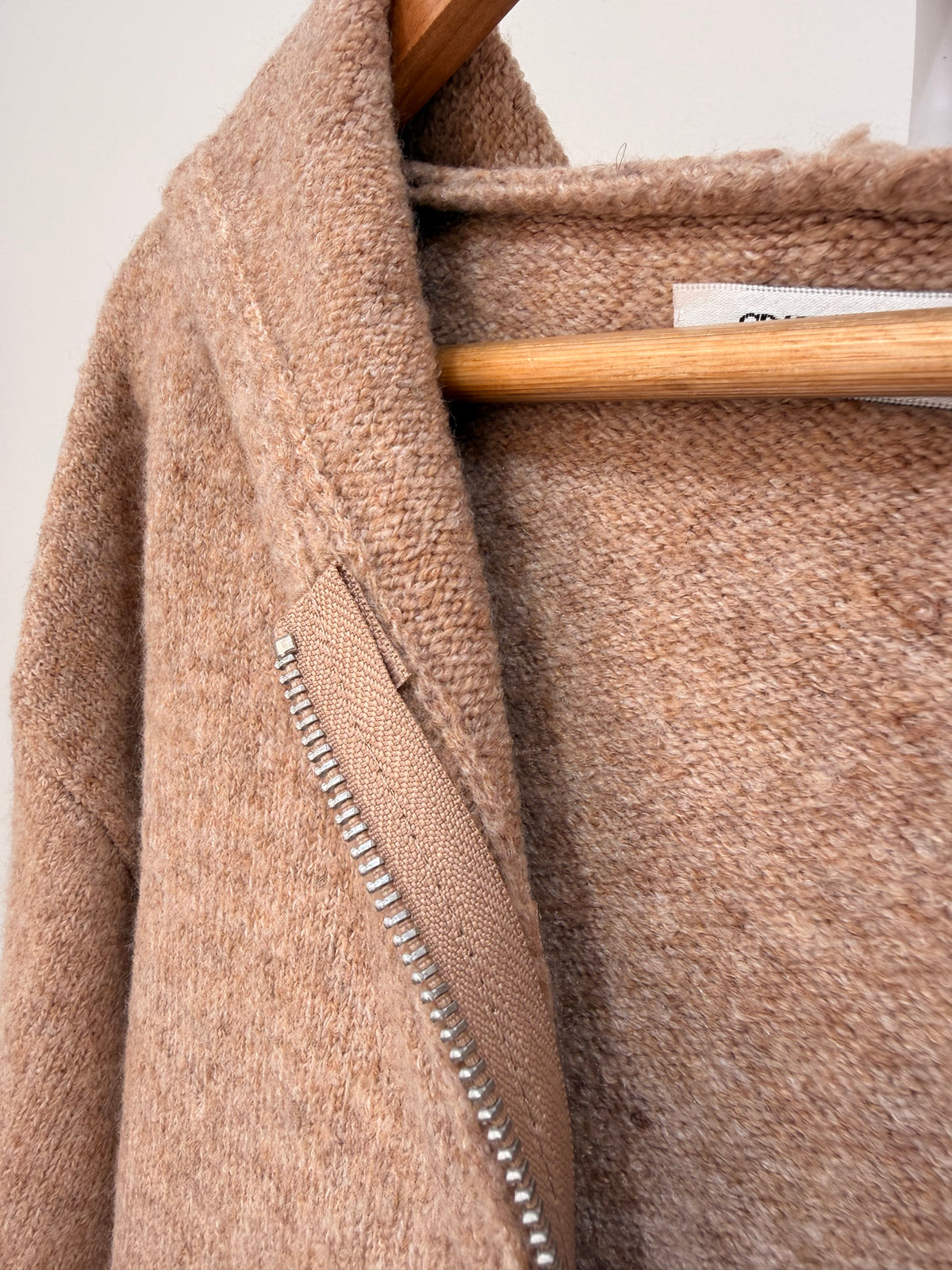 Chaqueta de punto con capucha y cremallera 022