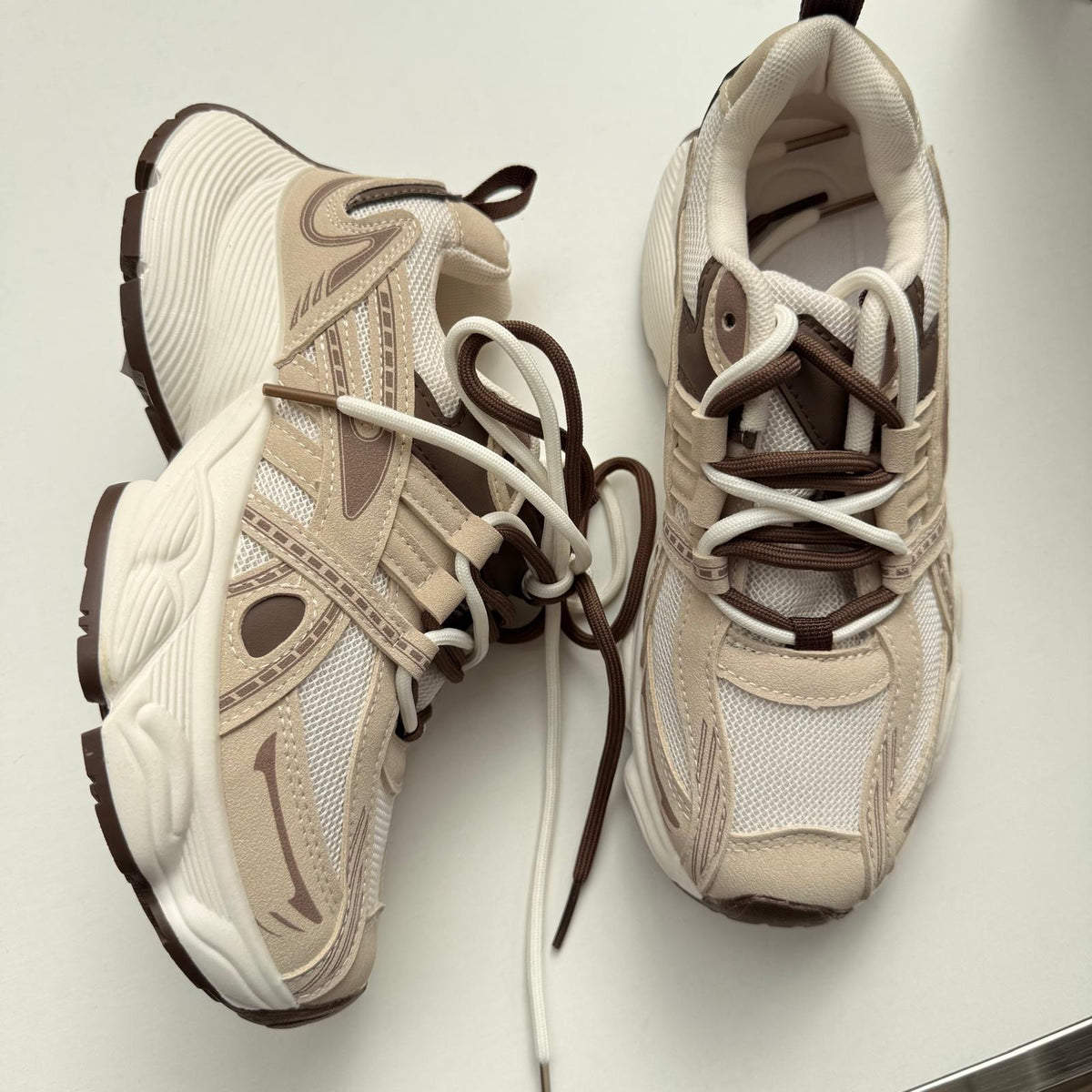 Zapatilla deportiva estilo "Chunky" en tonos beige y marrón 003