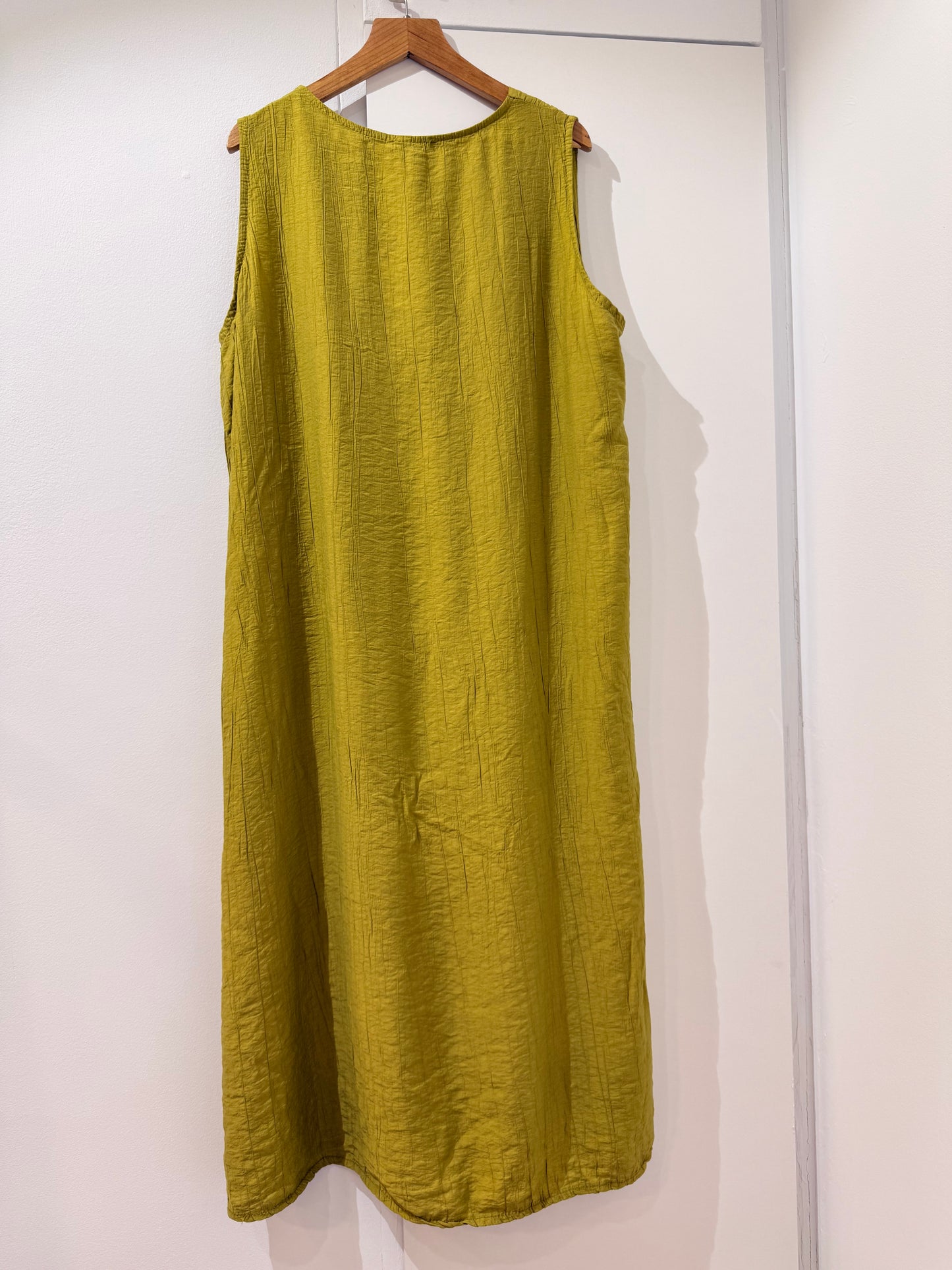 Vestido midi texturizado sin mangas 263668