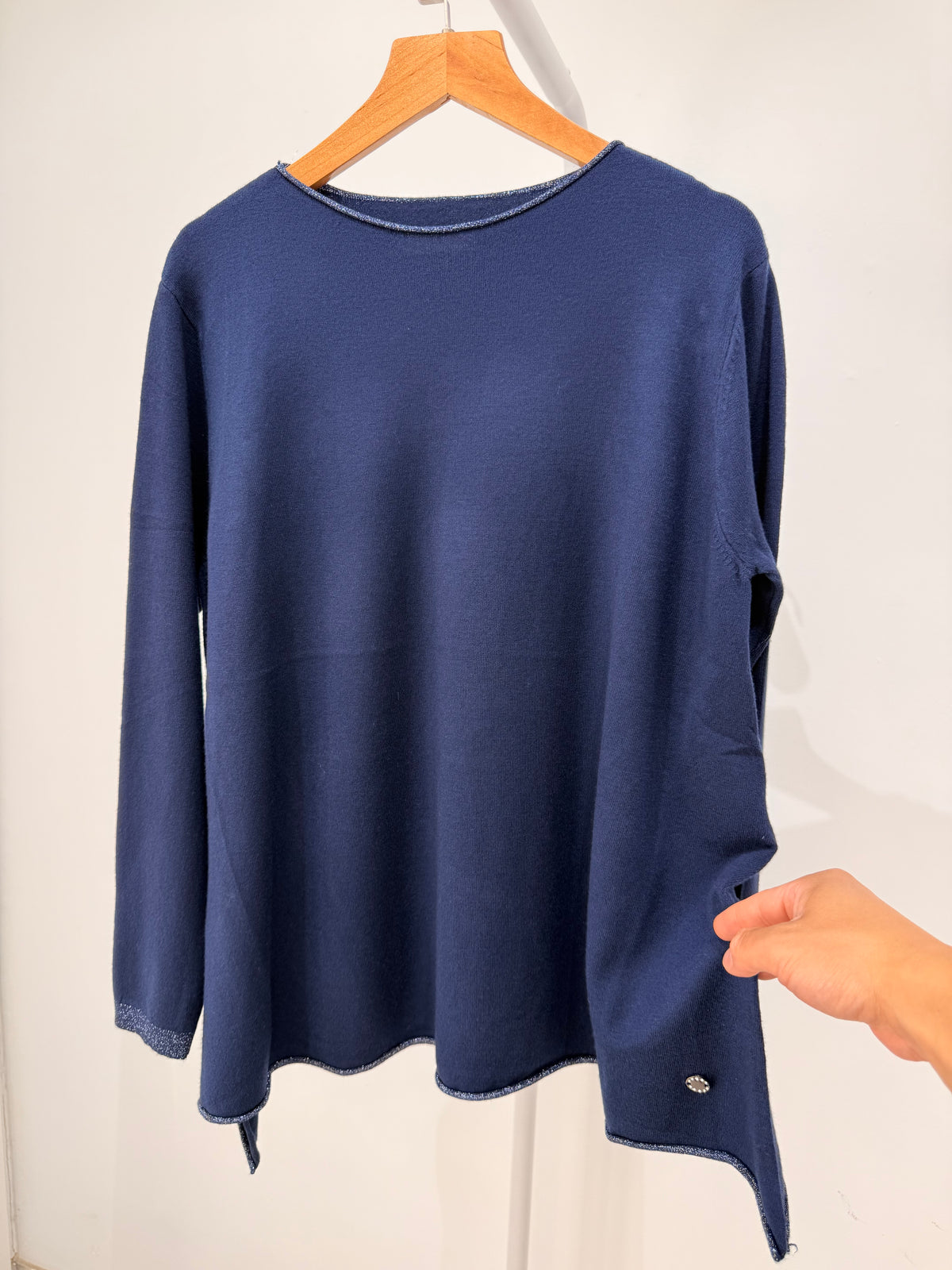 Jersey de punto fino con aberturas laterales y remates de brillo 84473
