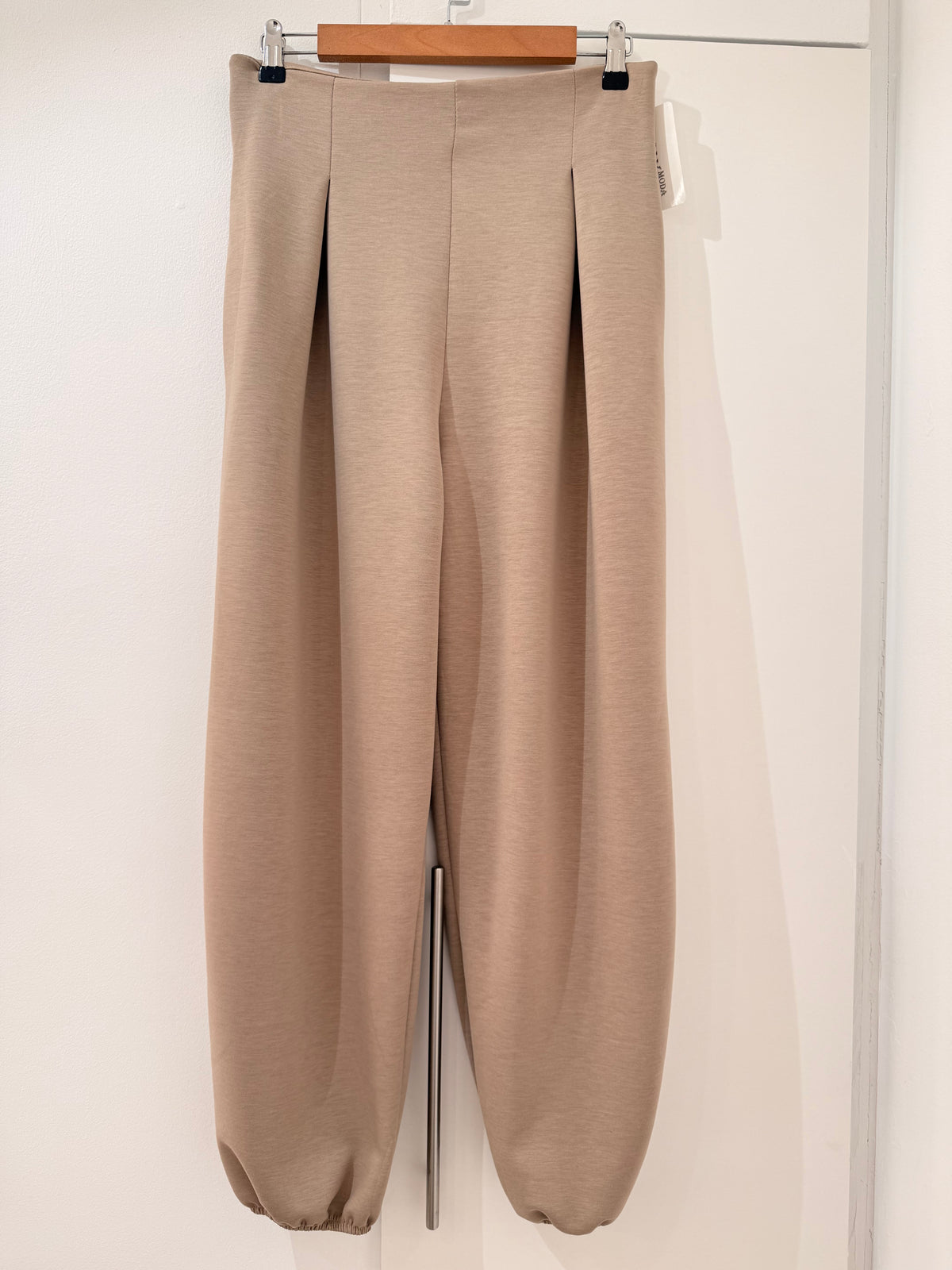 Pantalón abombado de talle alto con pinzas 2014