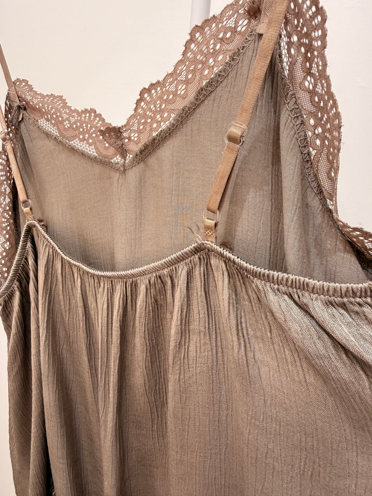 Top satinado lencero con detalles de encaje 80041