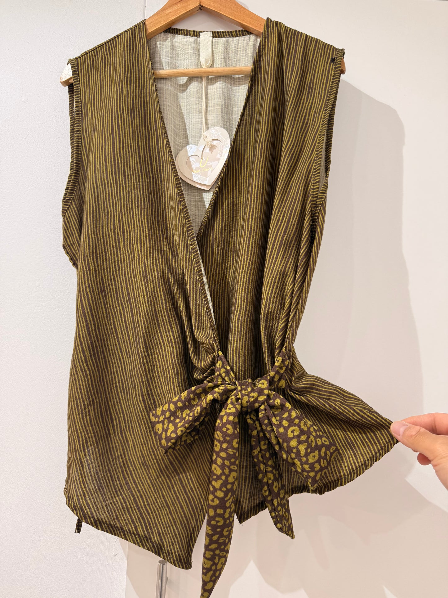 Conjunto de 2 piezas: Chaleco cruzado ajustable y Pantalón palazzo texturizado de rayas 125054