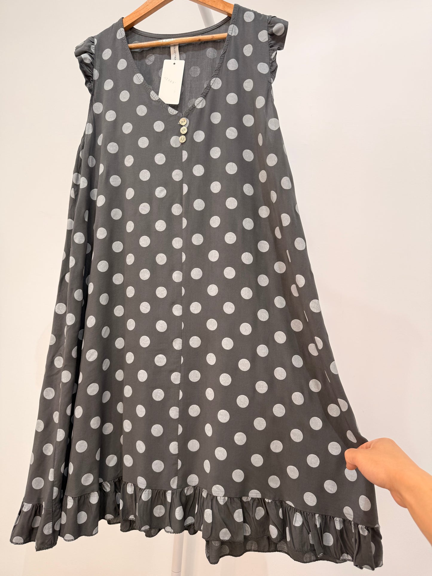 Vestido corto de lunares con volantes