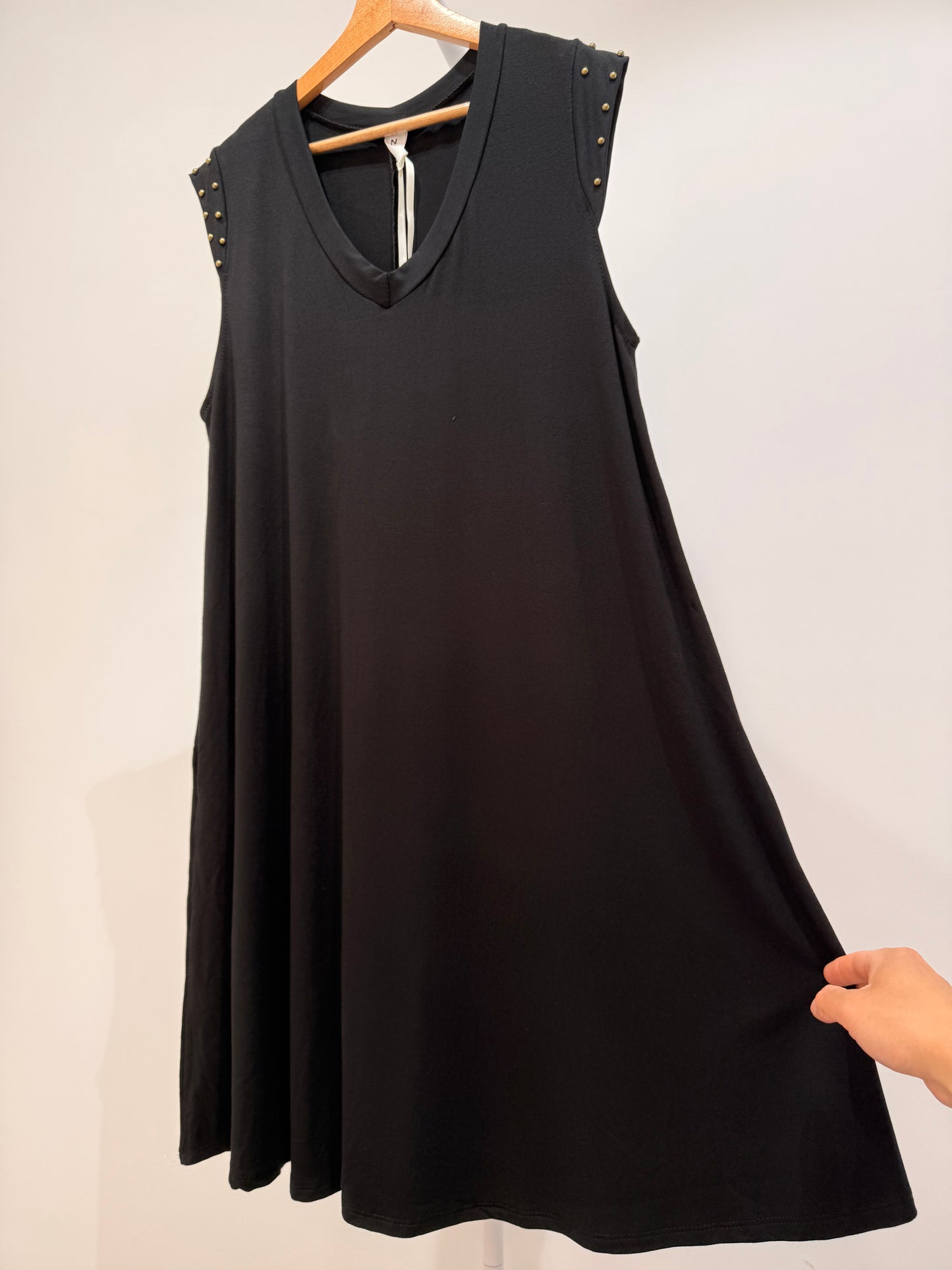 Vestido Corto Evasé con Tachuelas