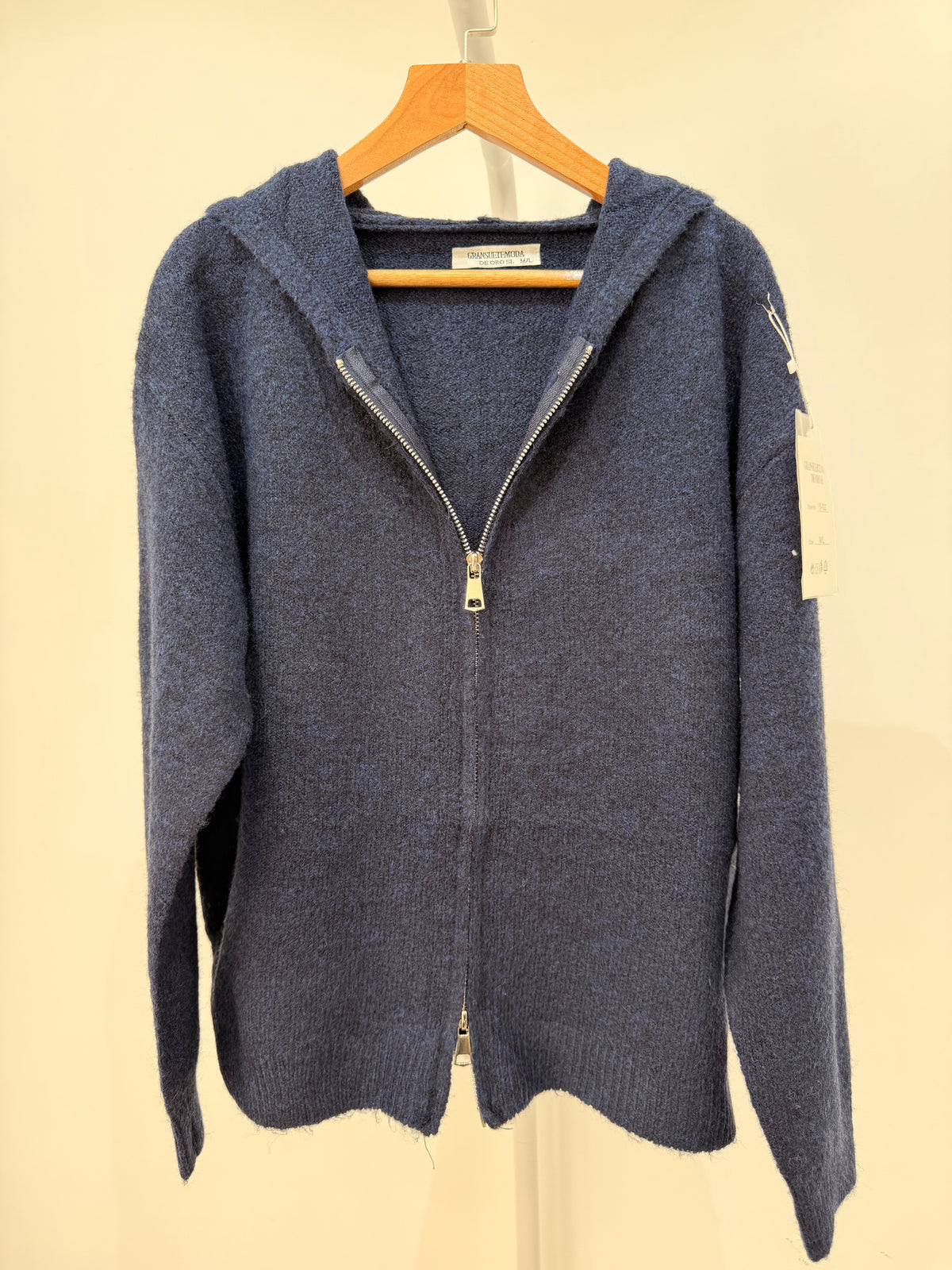 Chaqueta de punto con capucha y cremallera 022