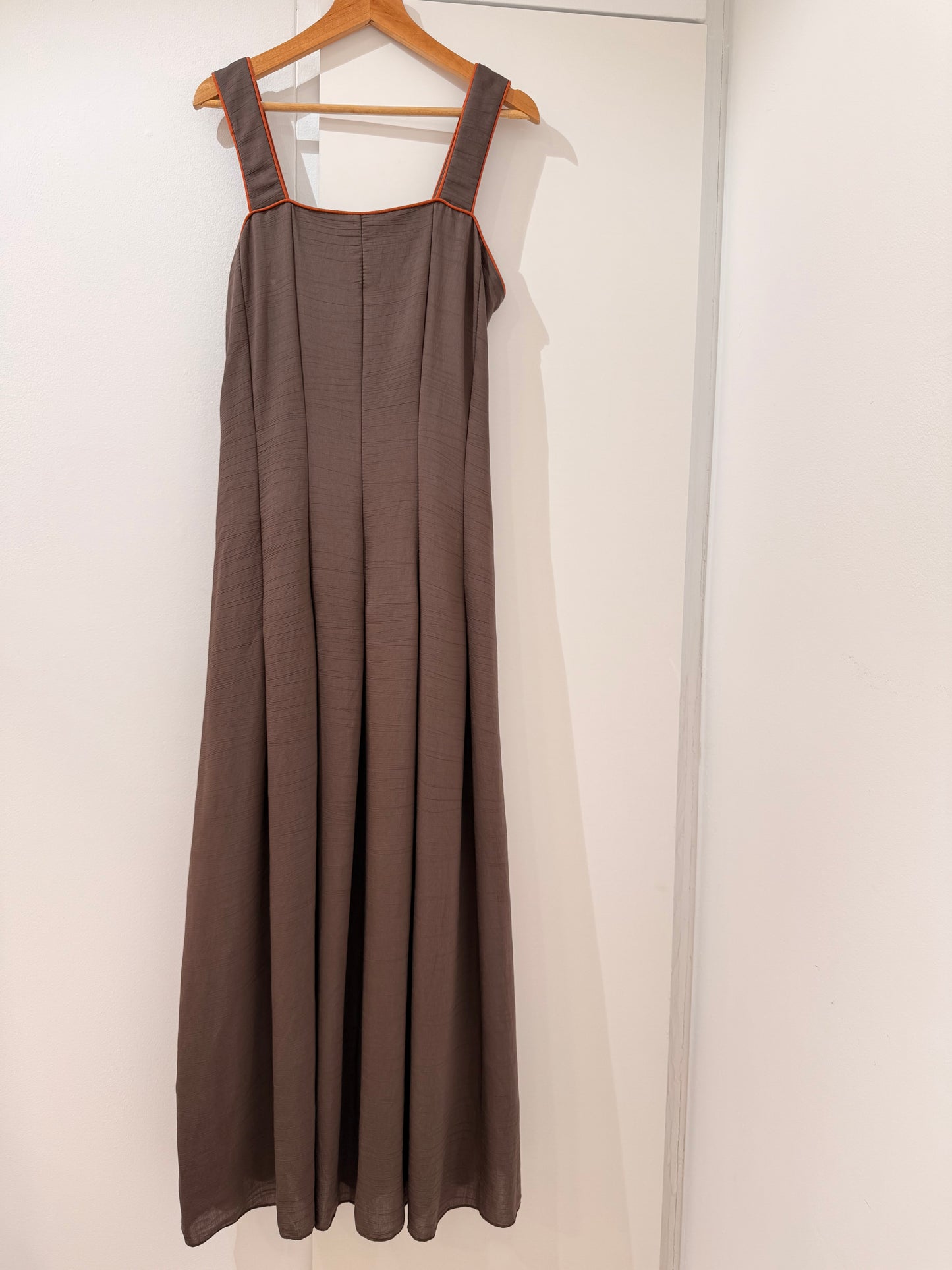 Vestido largo de tirantes con espalda elástica 50821