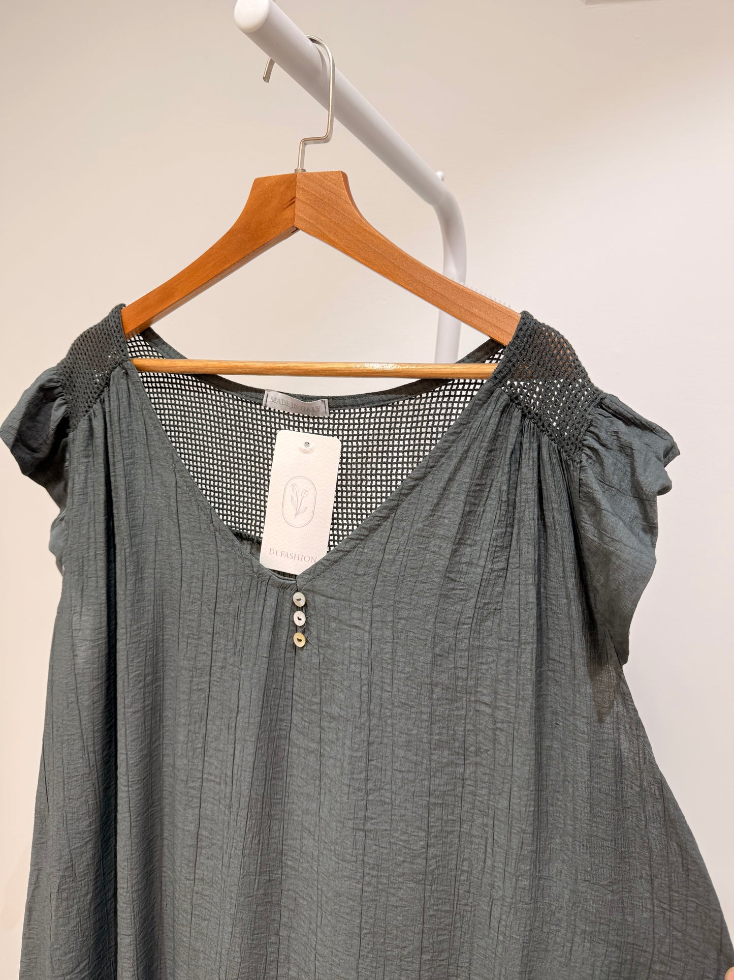Vestido Midi con Escote en V y Detalle Calado en Espalda