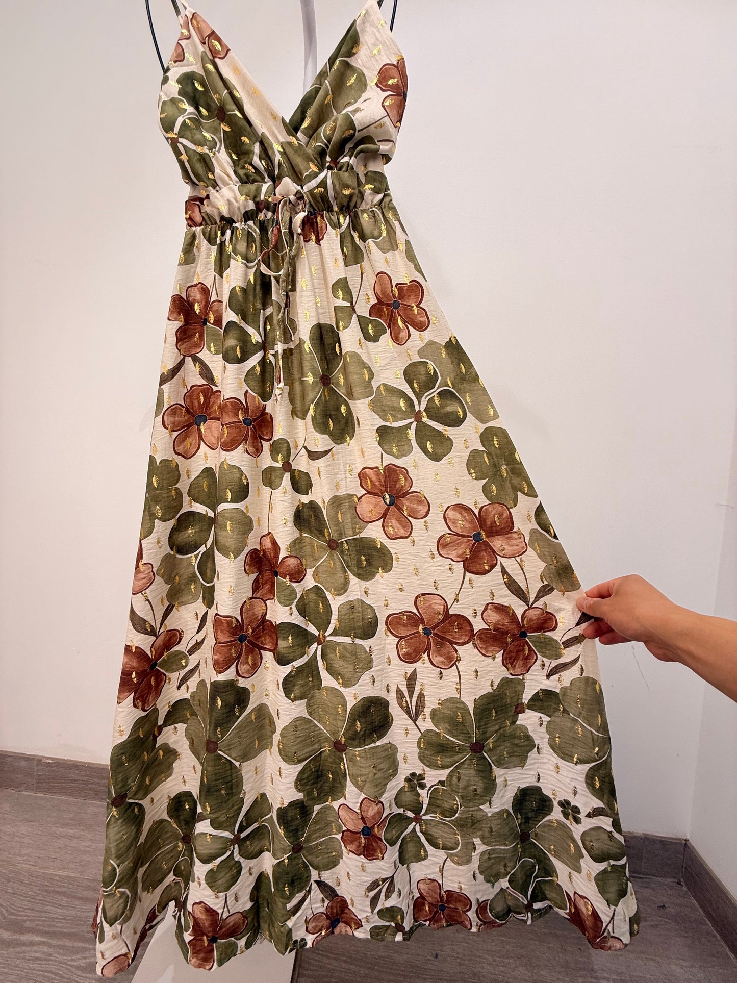 Vestido Maxi Floral Verde con Detalles Dorados