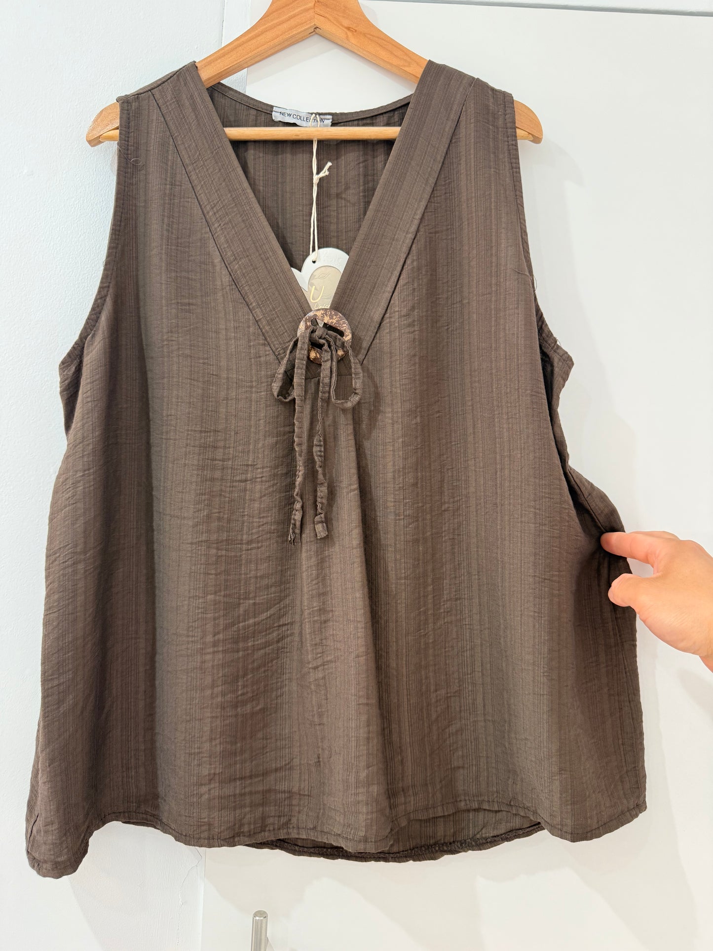 Blusa de Tirantes Anchos con Escote en V 26365