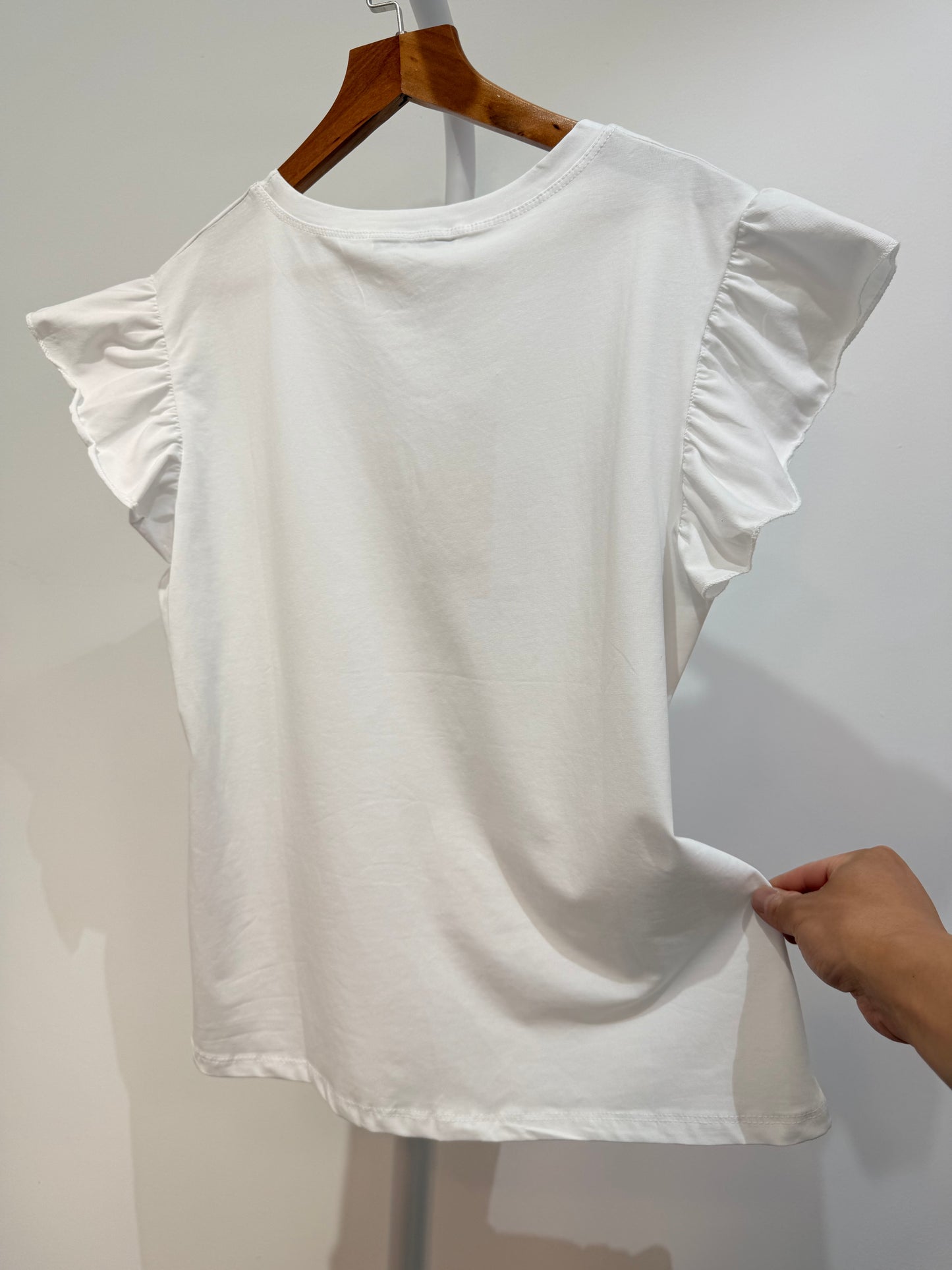 Camiseta Blanca con Volantes en Mangas