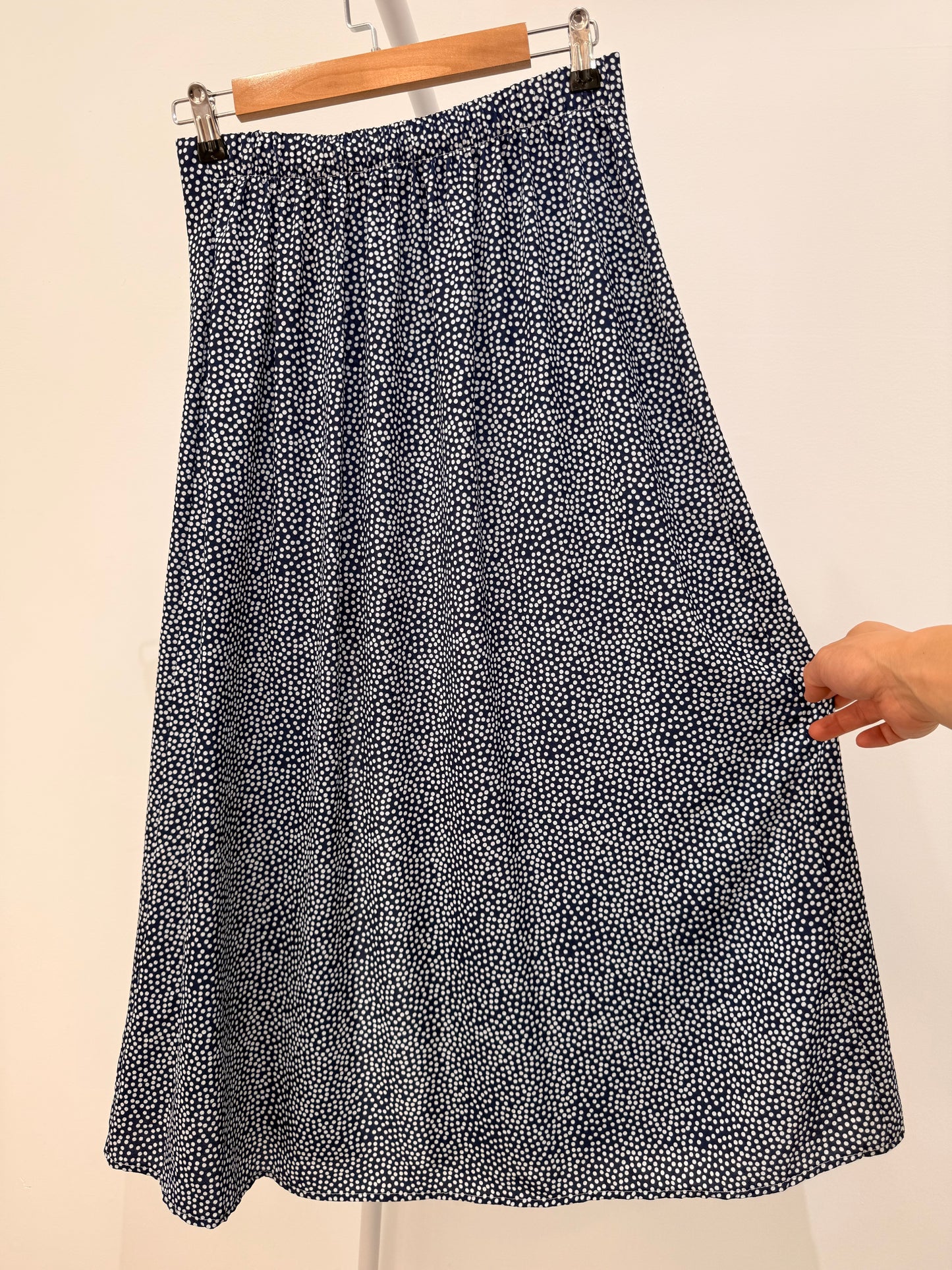 Falda midi lunares con abertura