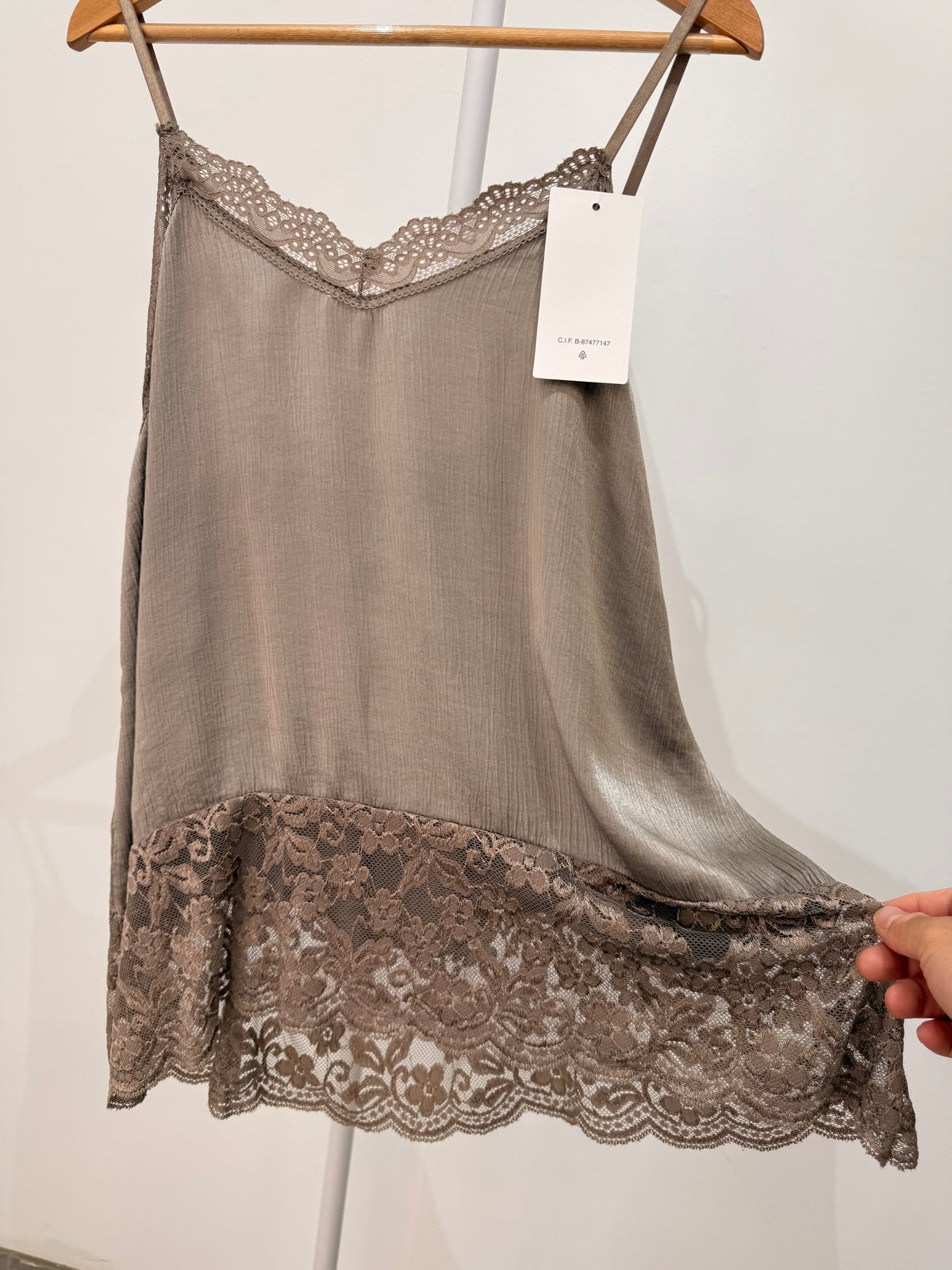 Top satinado lencero con detalles de encaje 80041