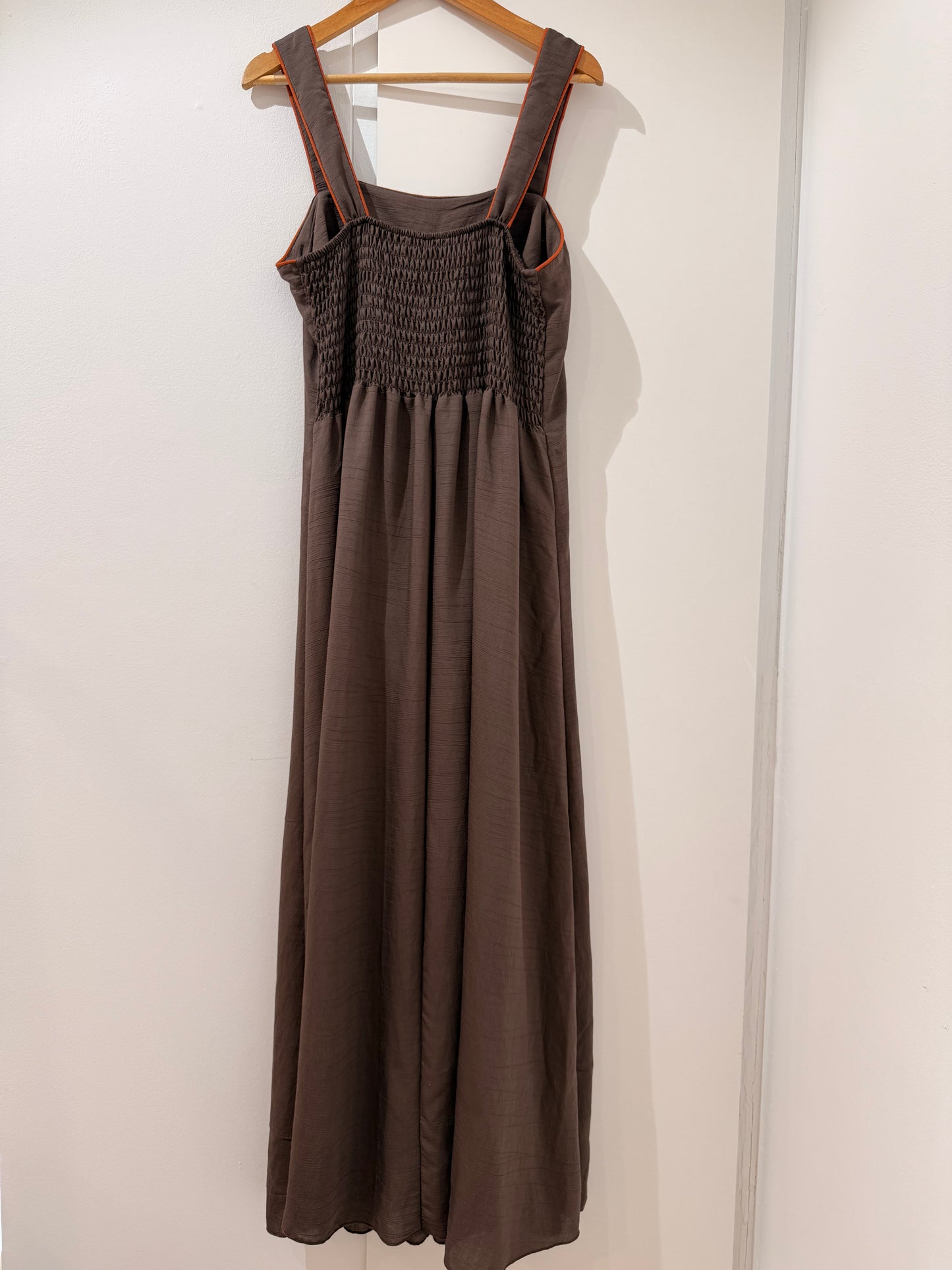Vestido largo de tirantes con espalda elástica 50821