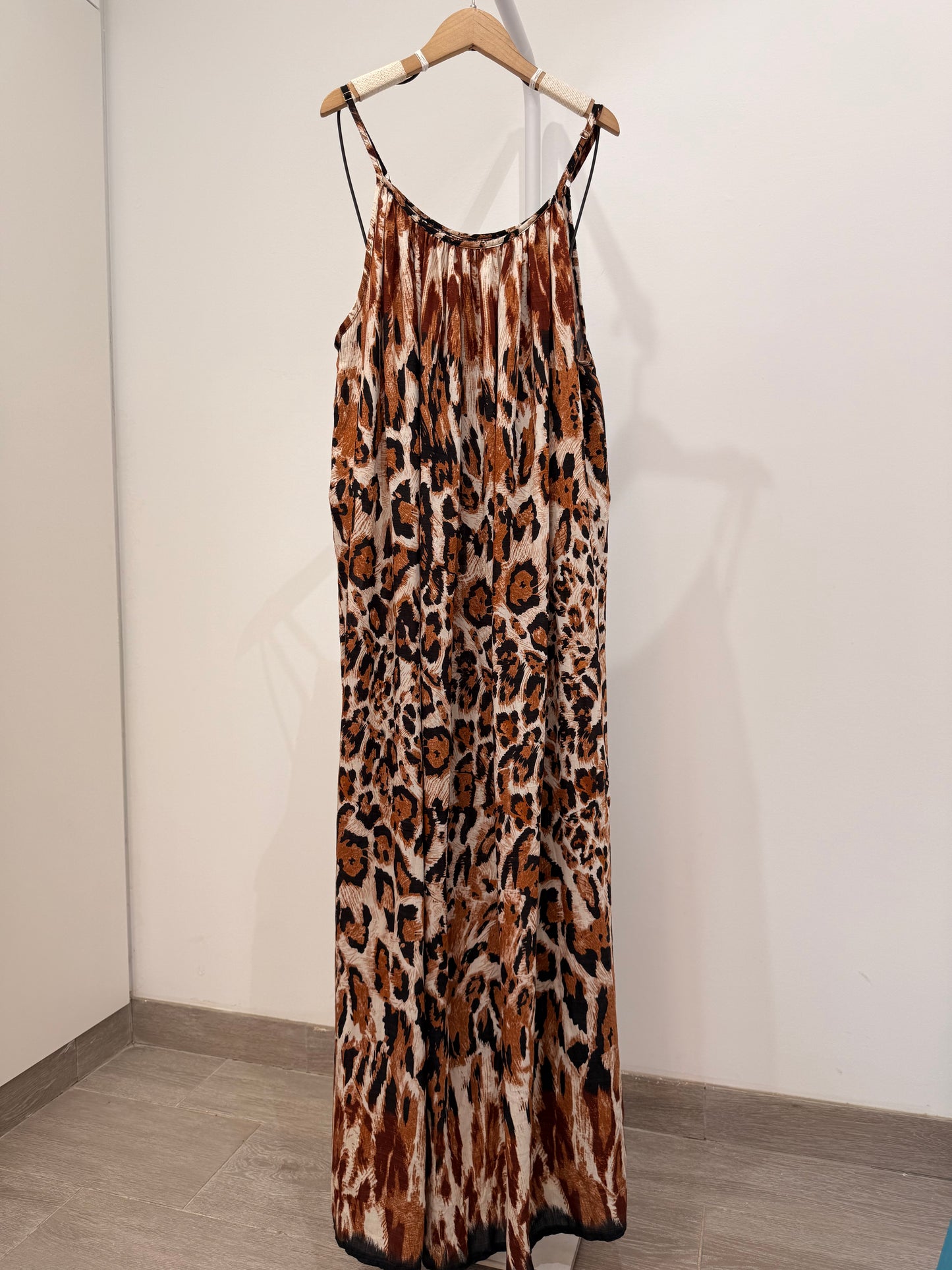 Vestido largo con estampado de leopardo