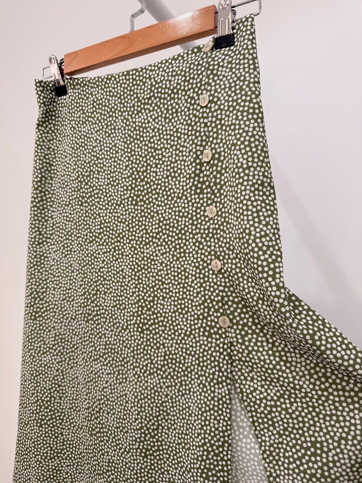 Falda midi lunares con abertura