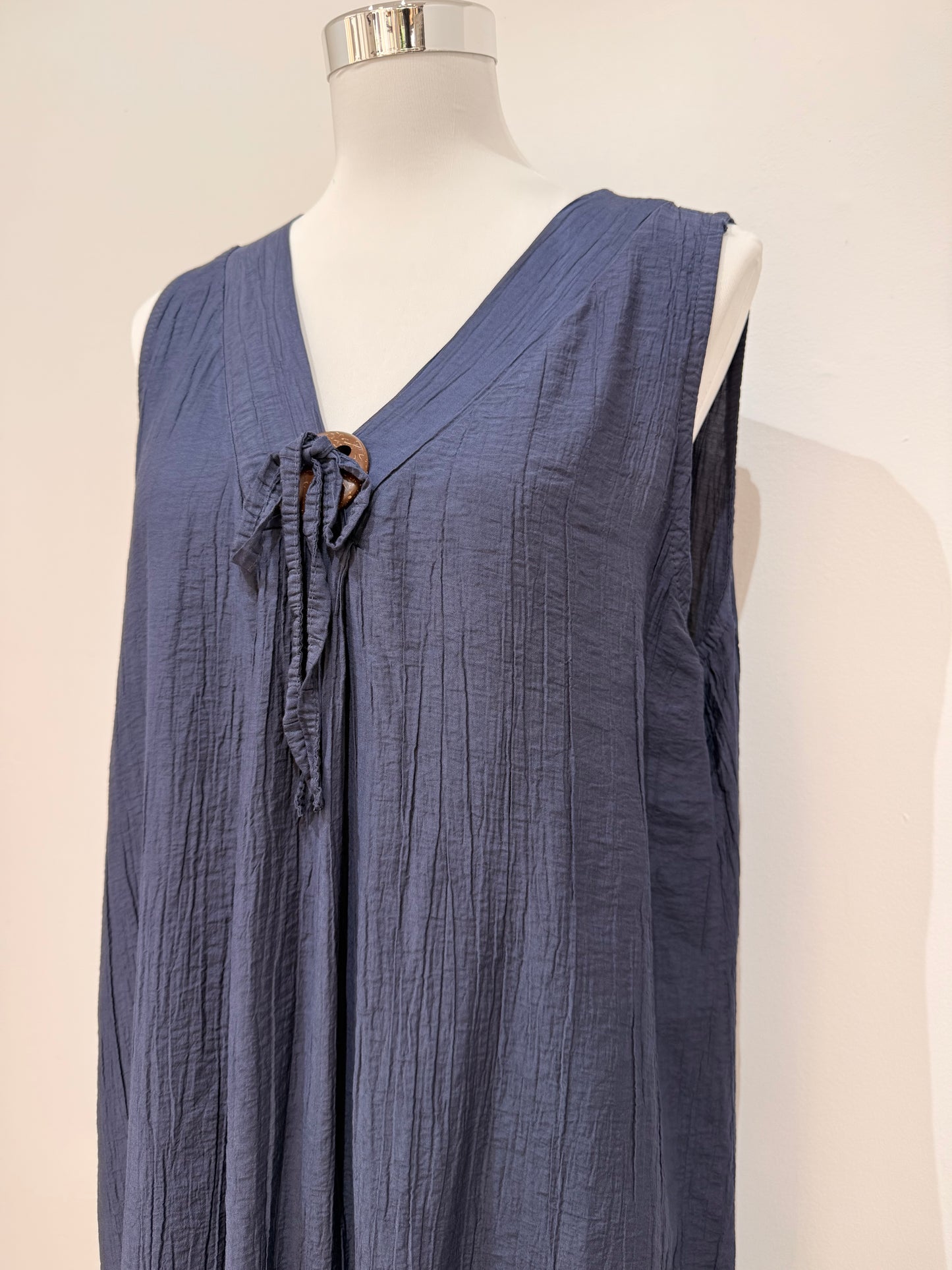 Vestido corto sin mangas con cuello en V 26366