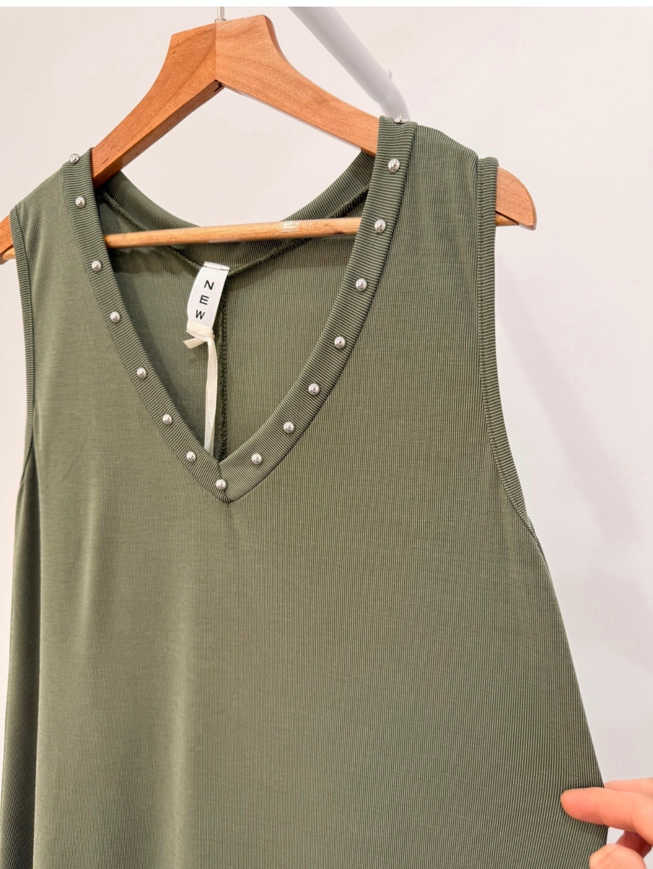 Vestido largo cuello tachuelas