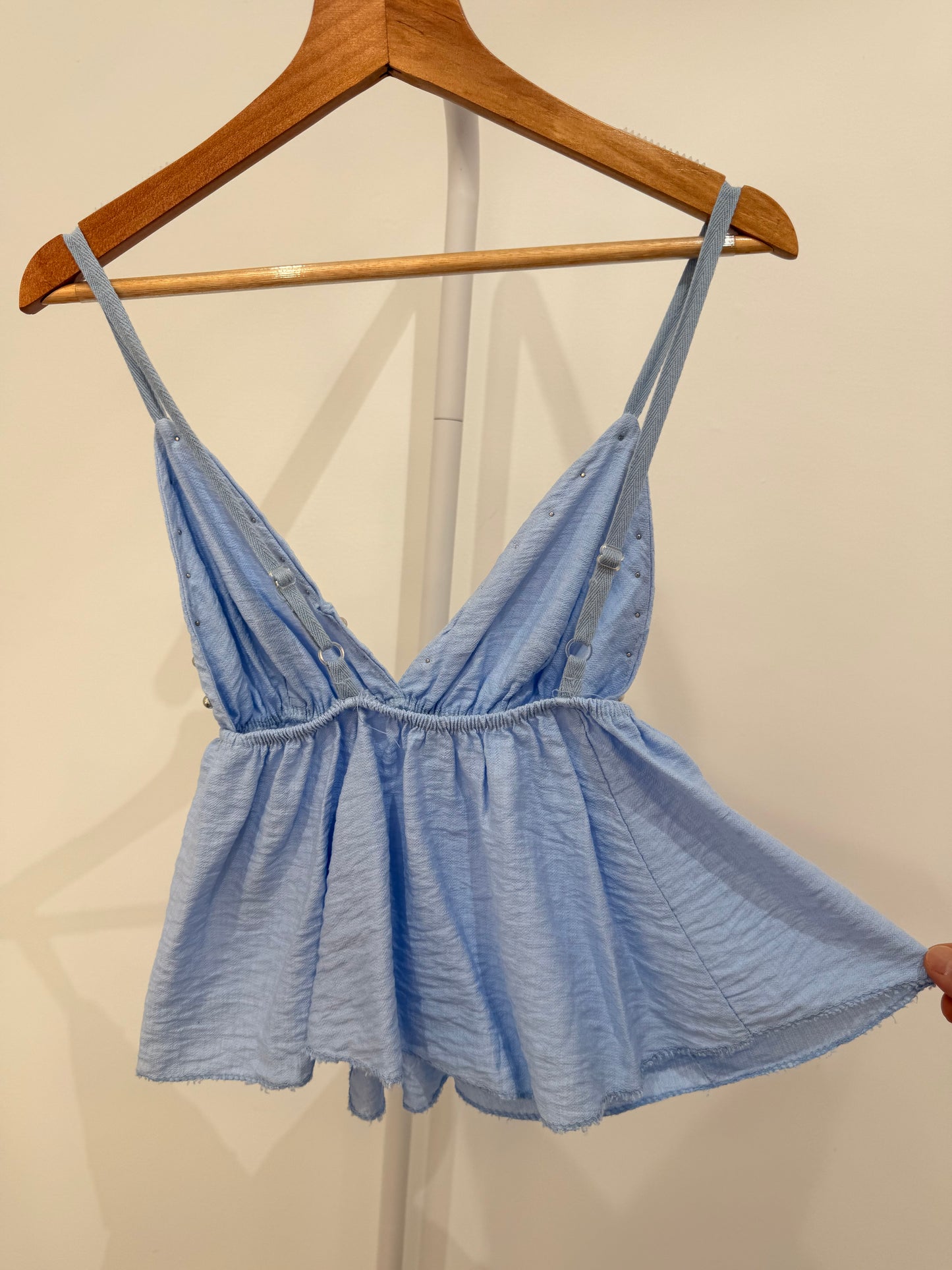 Top de tirantes con escote en V y detalle de tachuelas (estilo peplum)