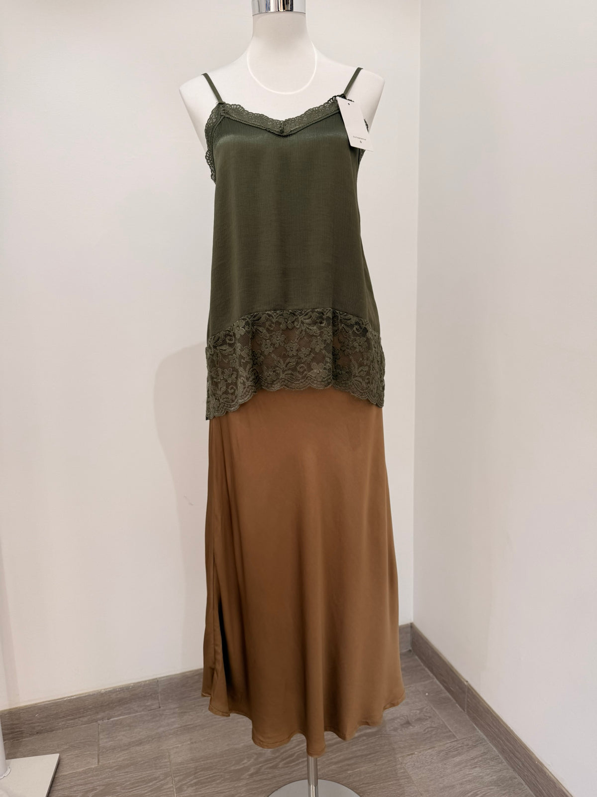 Top satinado lencero con detalles de encaje 80041
