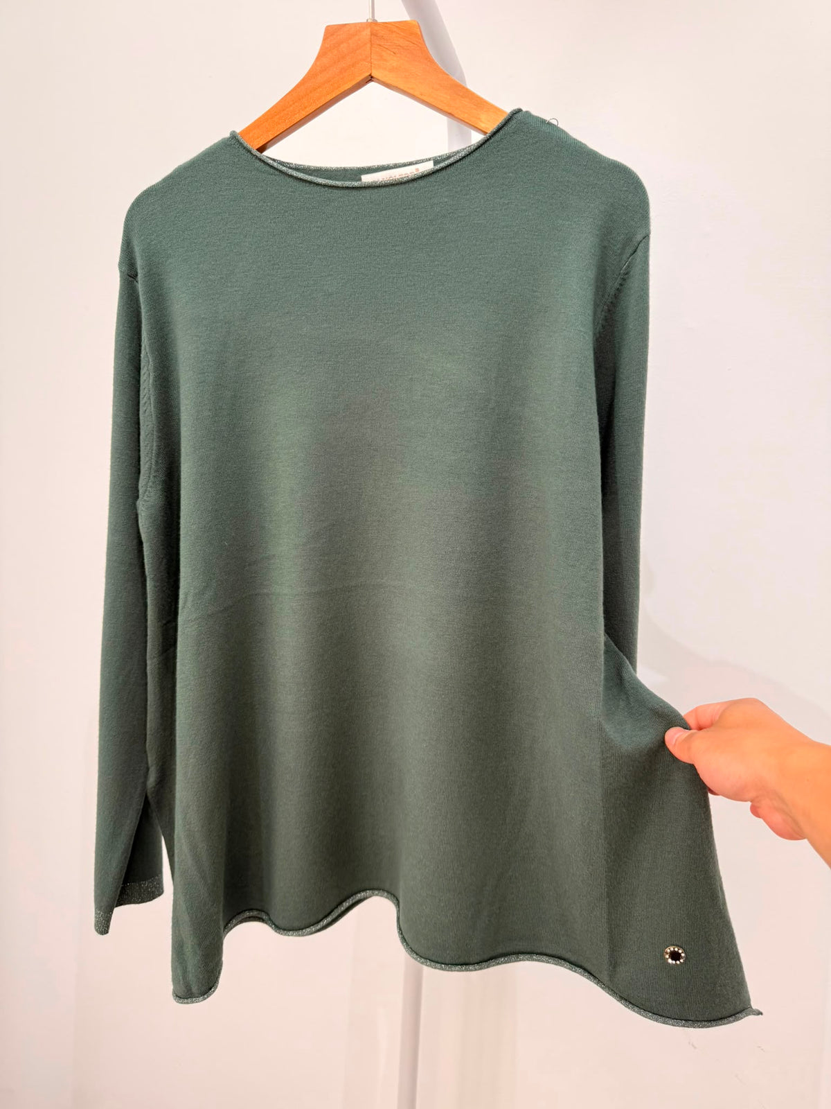 Jersey de punto fino con aberturas laterales y remates de brillo 84473