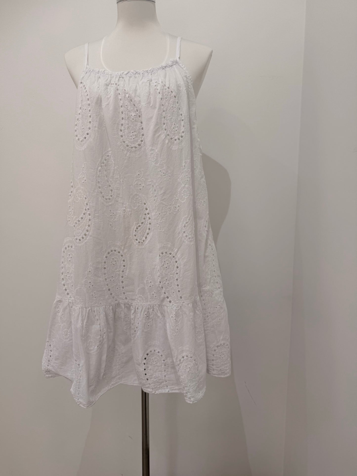 Vestido Corto de Bordado Suizo