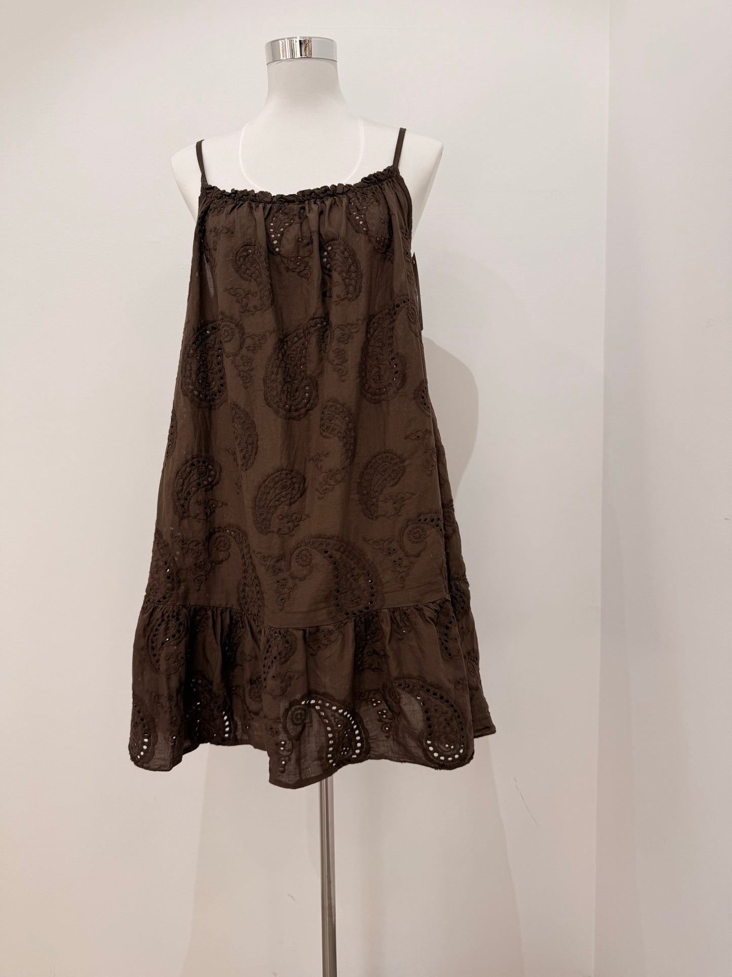 Vestido Corto de Bordado Suizo