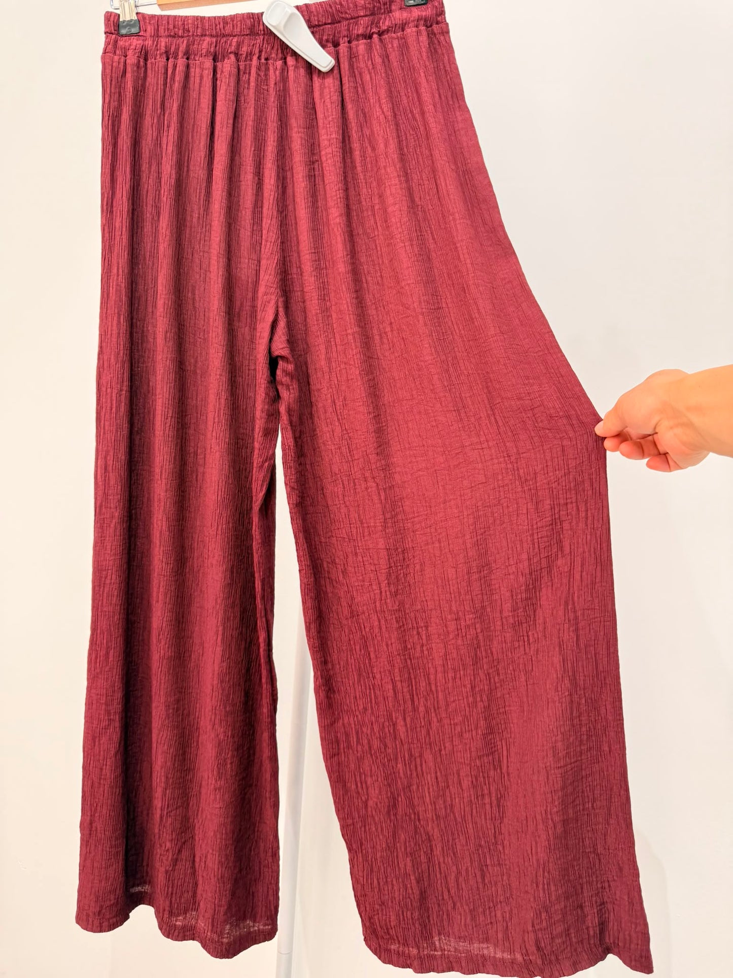 Pantalón Fluido de Pierna Ancha (Efecto Arrugado)