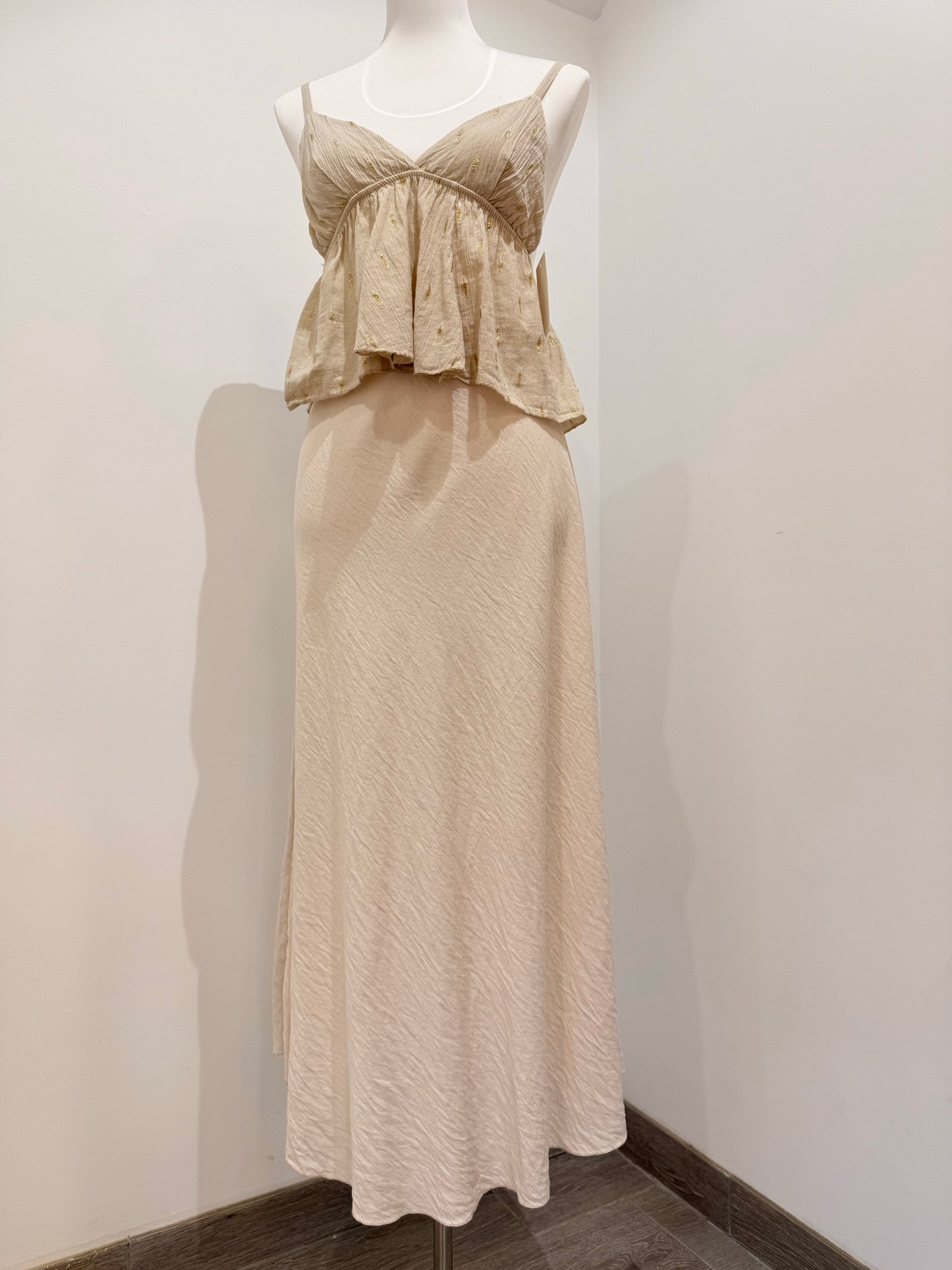 Falda Larga con textura fluida y cintura elástica.