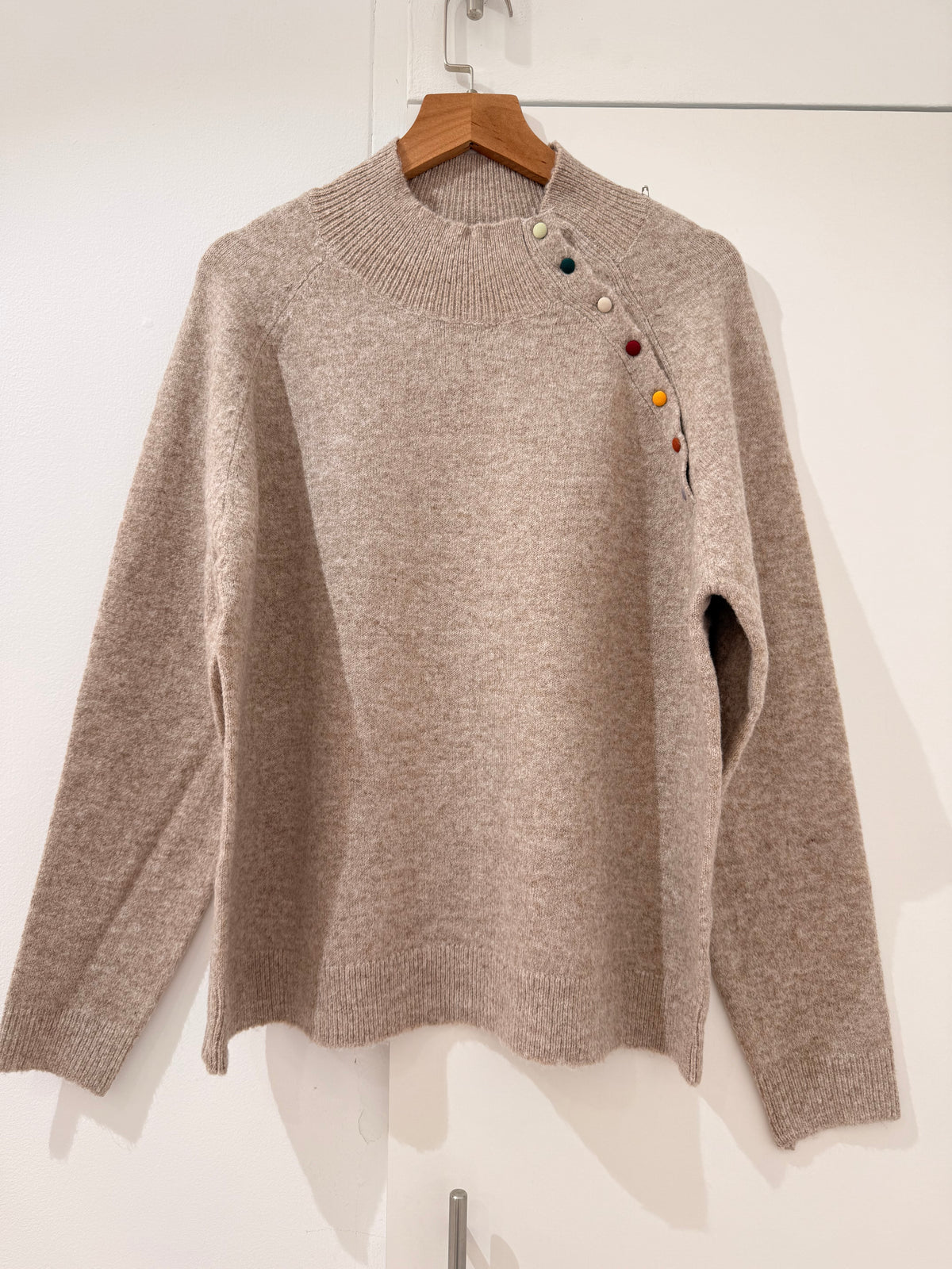 Jersey de punto con cuello semi alto y botones decorativos al hombro 6610