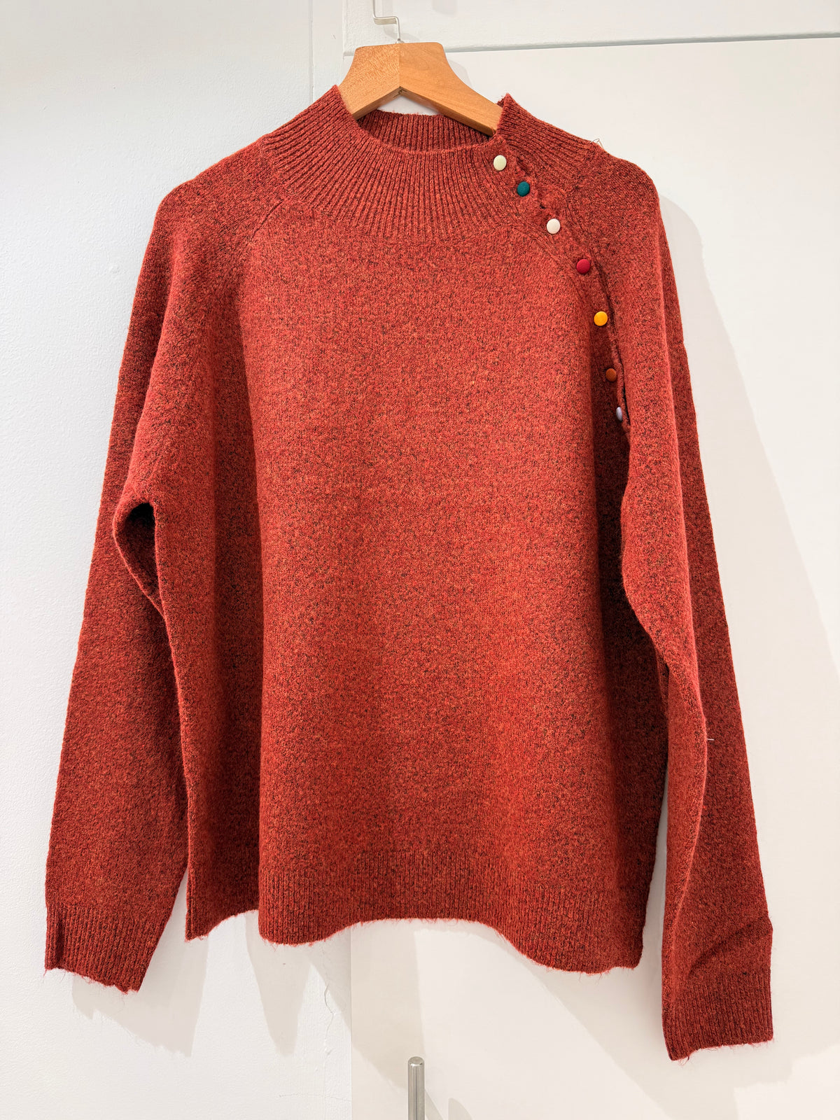 Jersey de punto con cuello semi alto y botones decorativos al hombro 6610