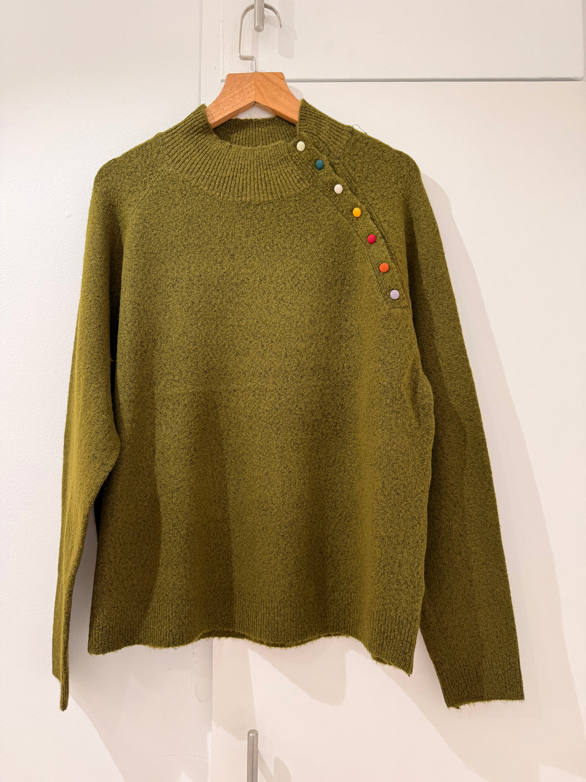 Jersey de punto con cuello semi alto y botones decorativos al hombro 6610