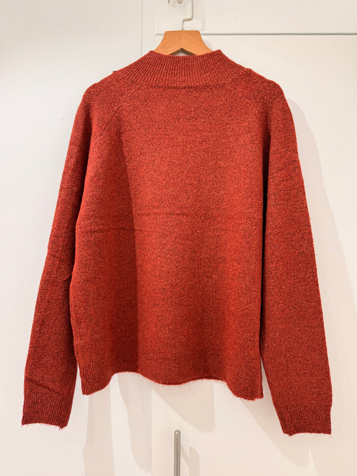 Jersey de punto con cuello semi alto y botones decorativos al hombro 6610