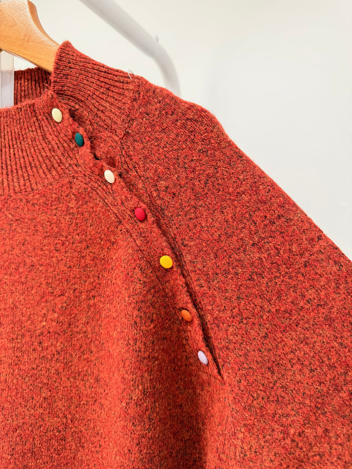 Jersey de punto con cuello semi alto y botones decorativos al hombro 6610