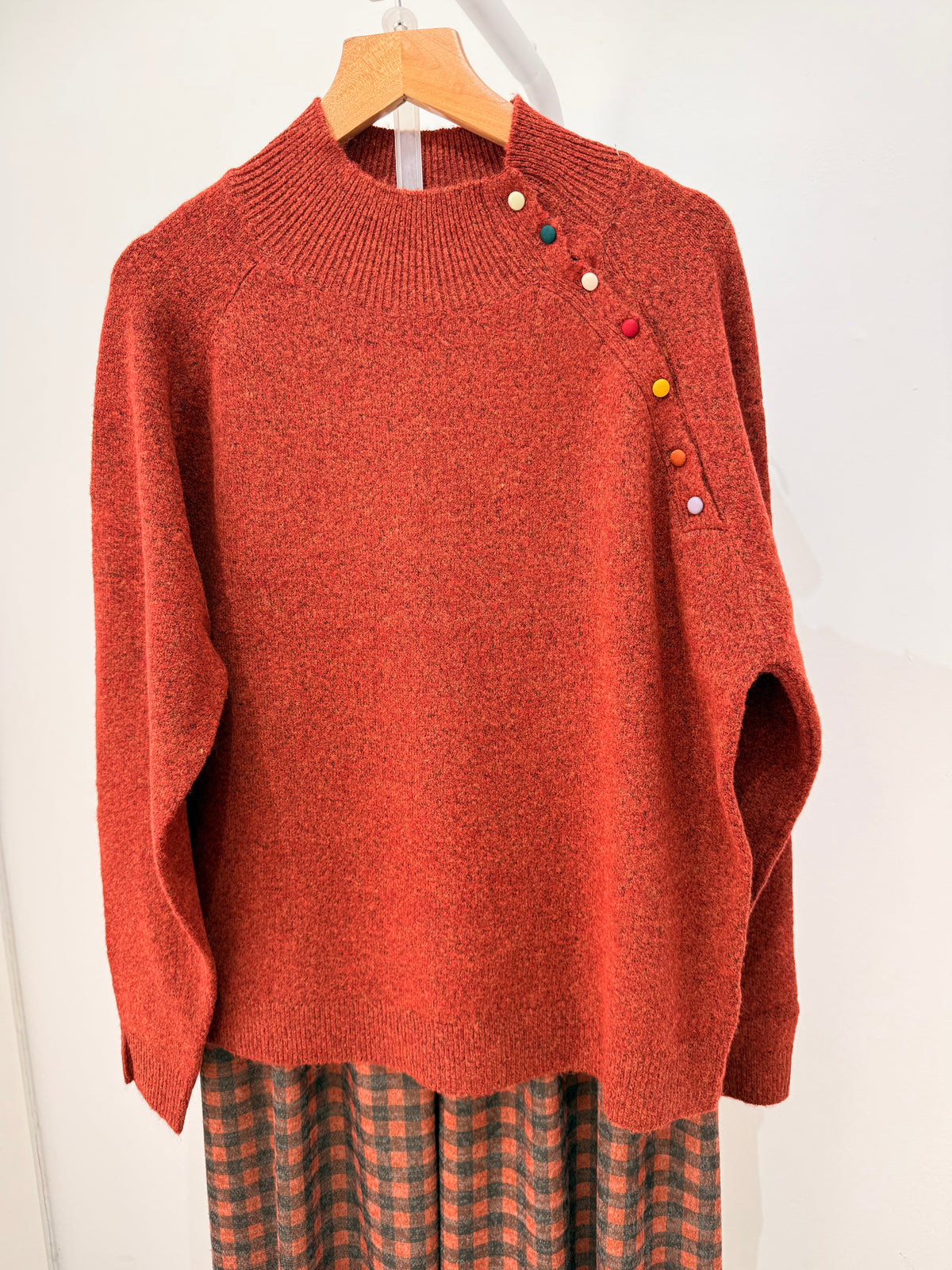 Jersey de punto con cuello semi alto y botones decorativos al hombro 6610