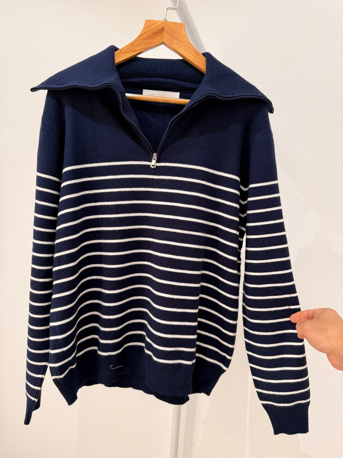 Jersey de punto a rayas con cuello polo y cremallera 5083