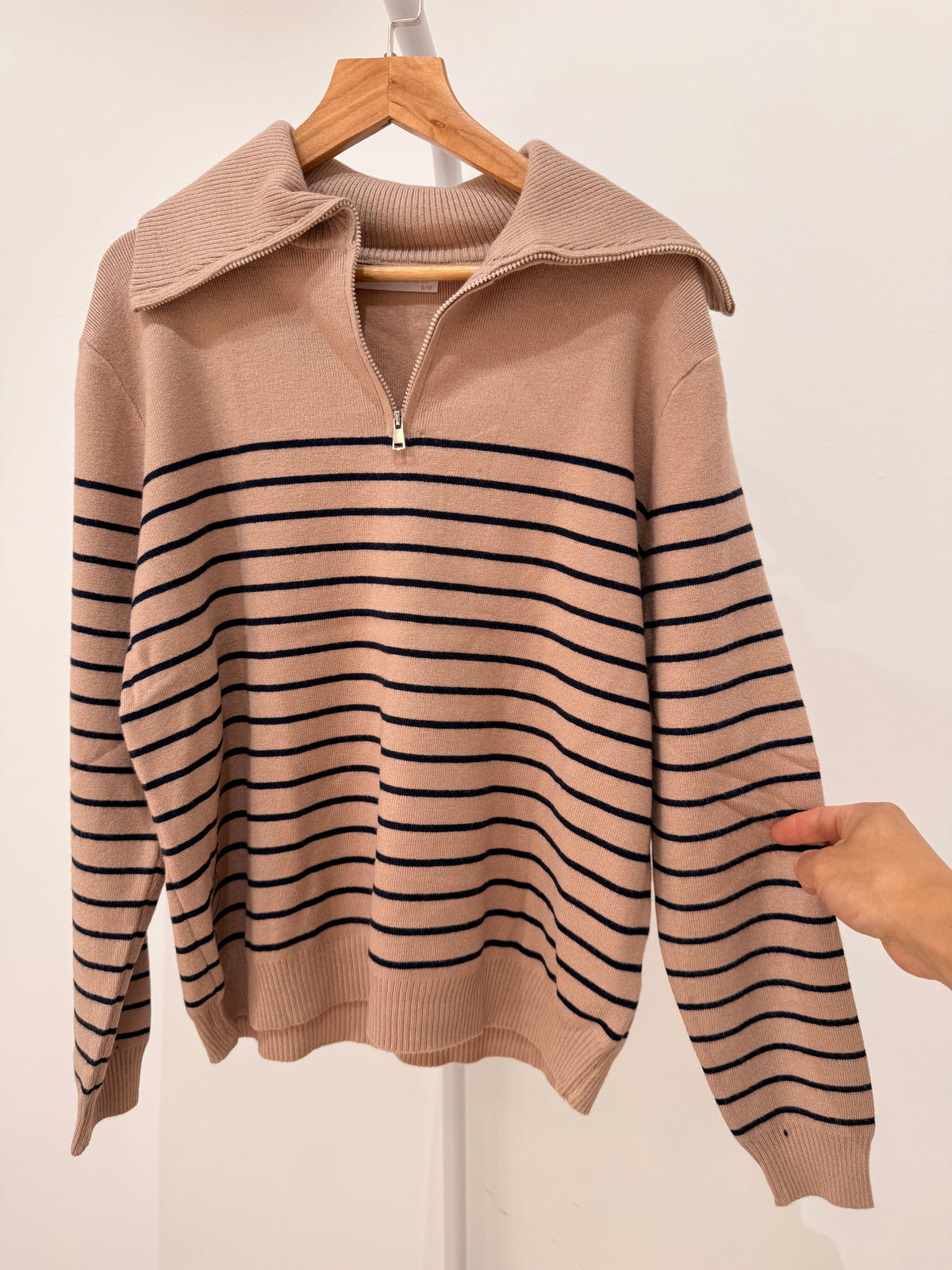 Jersey de punto a rayas con cuello polo y cremallera 5083