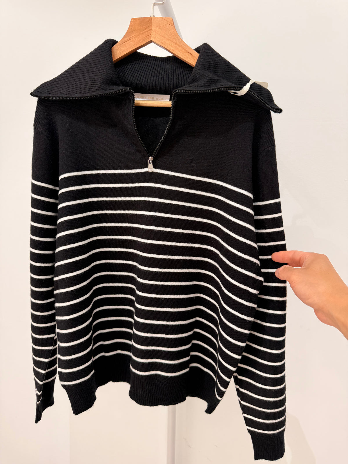 Jersey de punto a rayas con cuello polo y cremallera 5083