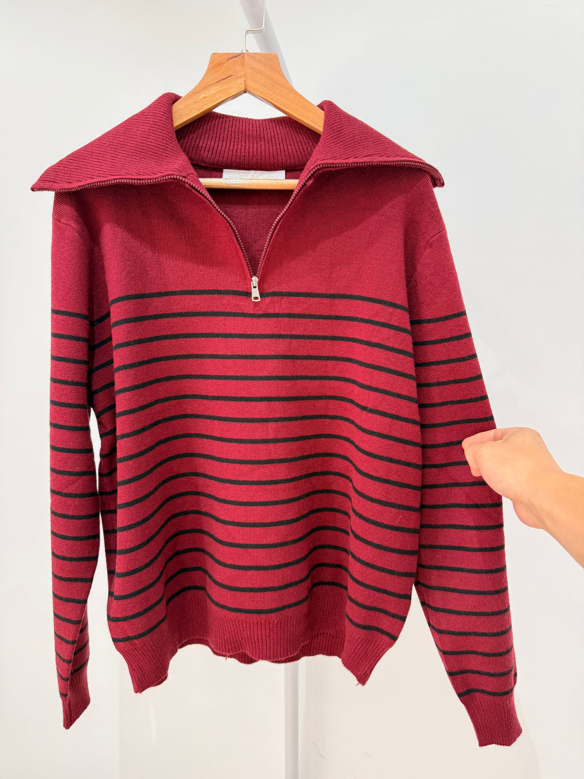 Jersey de punto a rayas con cuello polo y cremallera 5083