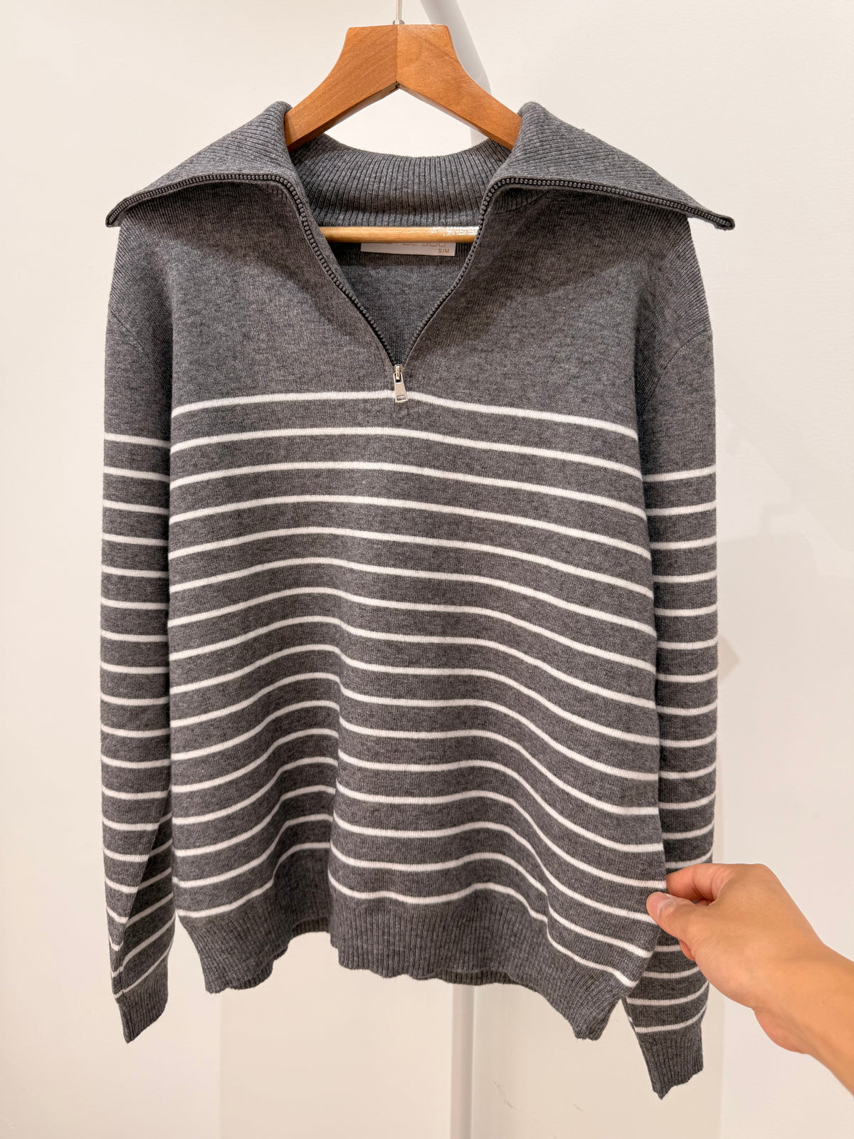 Jersey de punto a rayas con cuello polo y cremallera 5083