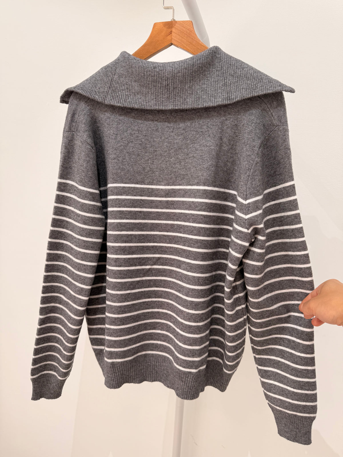 Jersey de punto a rayas con cuello polo y cremallera 5083