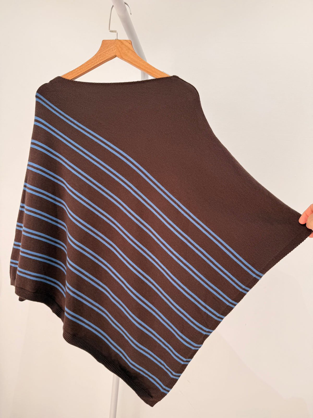 Poncho de punto a rayas 80768