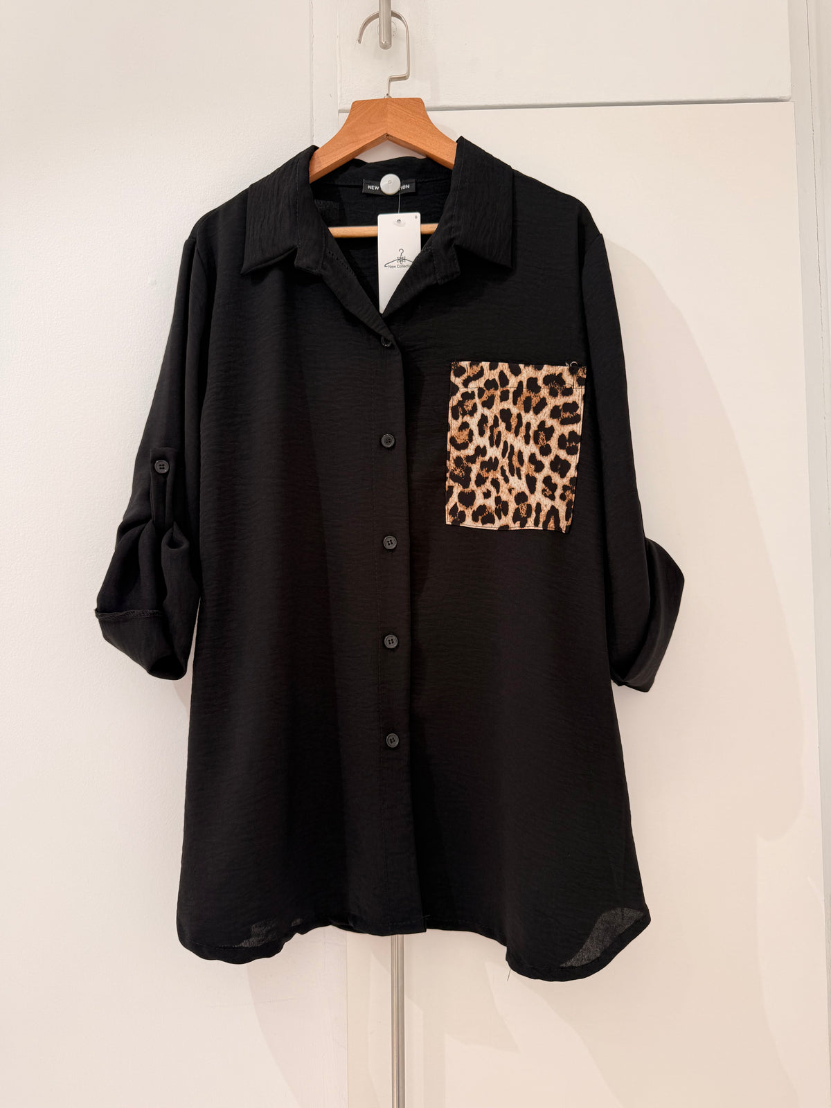 Camisa fluida con bolsillo de leopardo y mangas regulables 5002