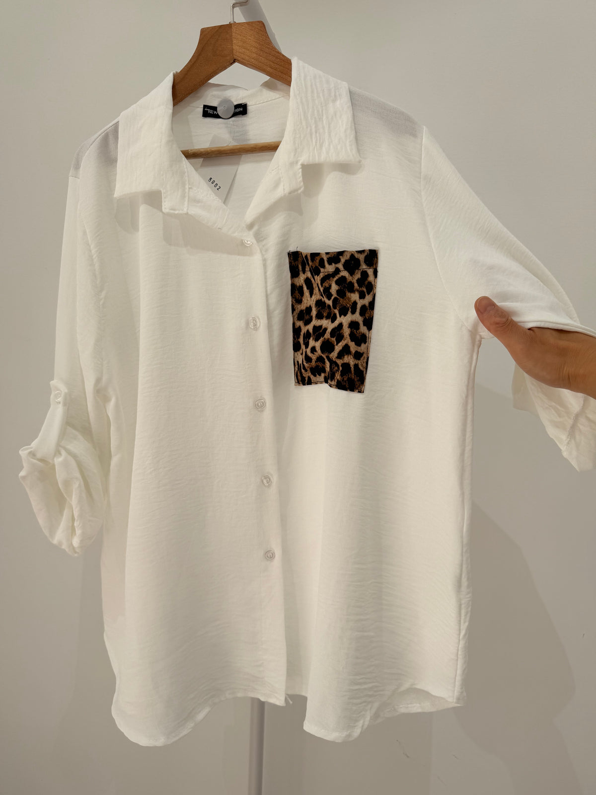 Camisa fluida con bolsillo de leopardo y mangas regulables 5002
