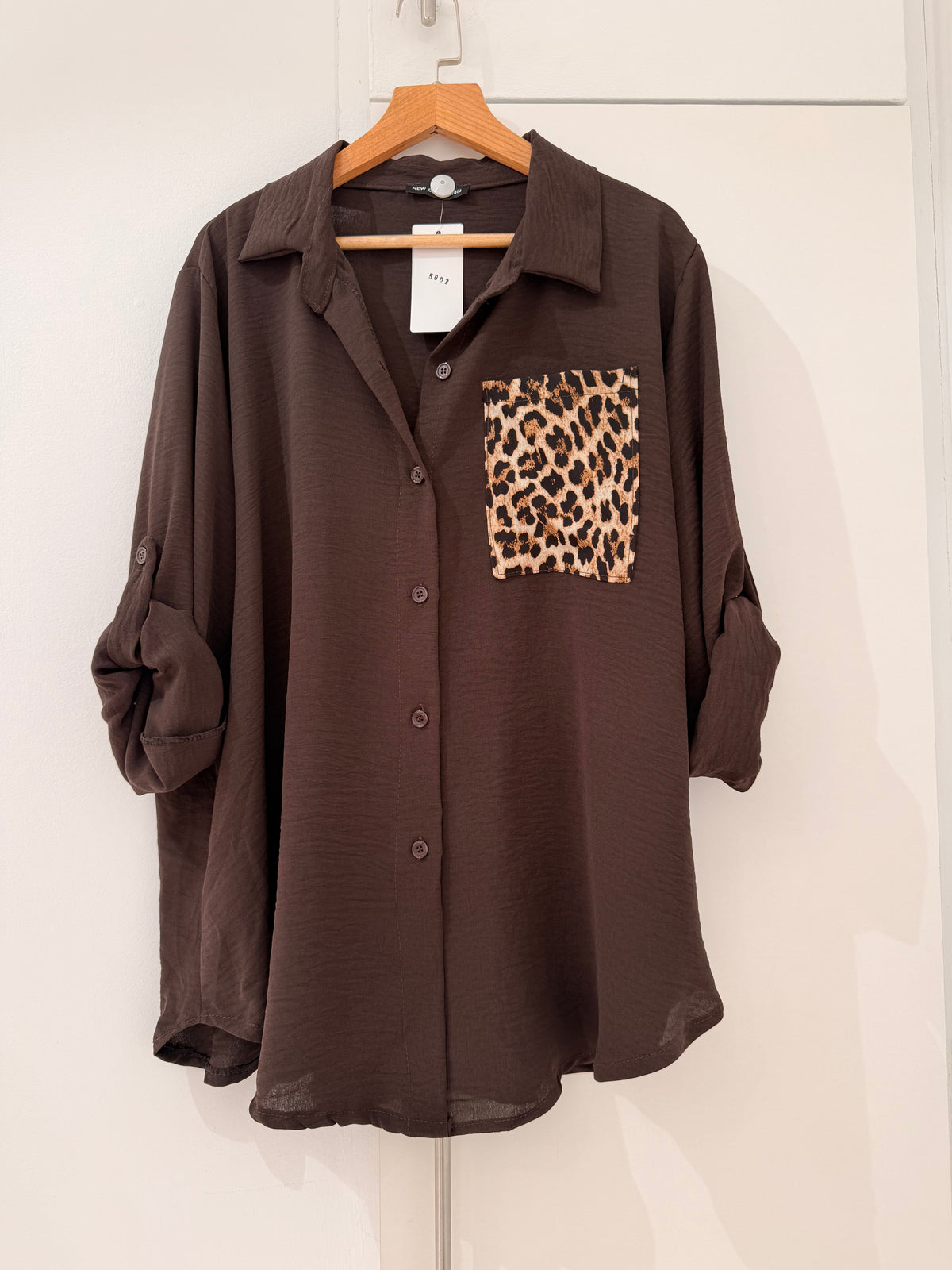 Camisa fluida con bolsillo de leopardo y mangas regulables 5002