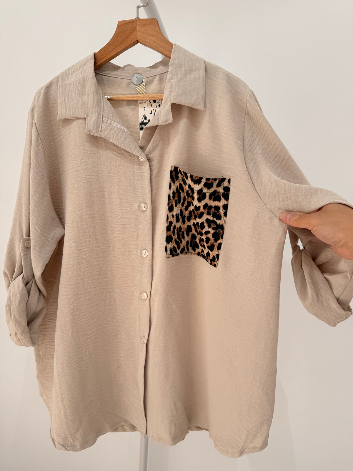Camisa fluida con bolsillo de leopardo y mangas regulables 5002
