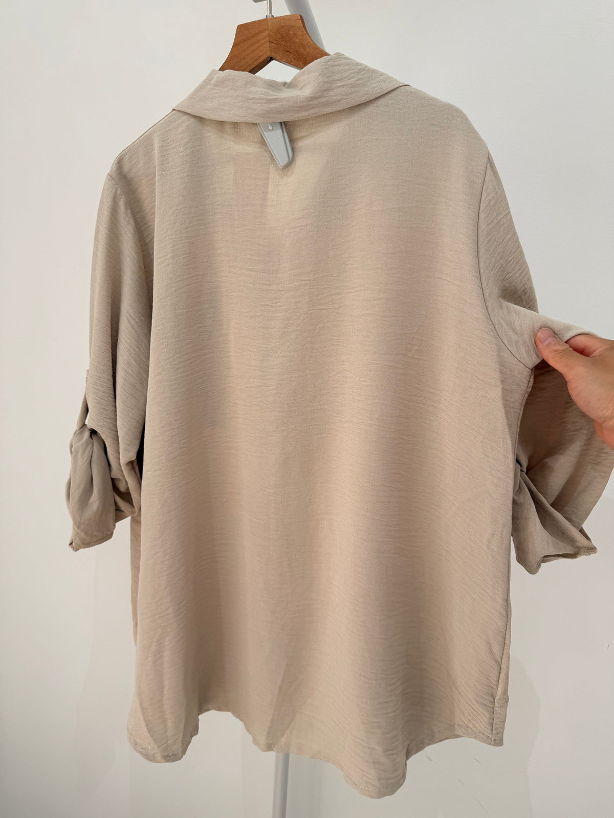 Camisa fluida con bolsillo de leopardo y mangas regulables 5002
